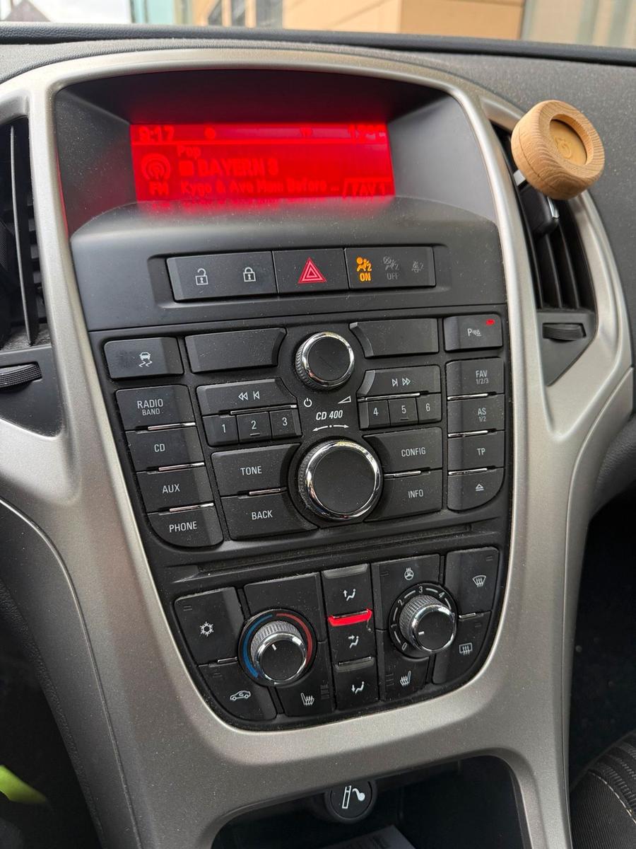 Opel Astra 2011 — photo 7