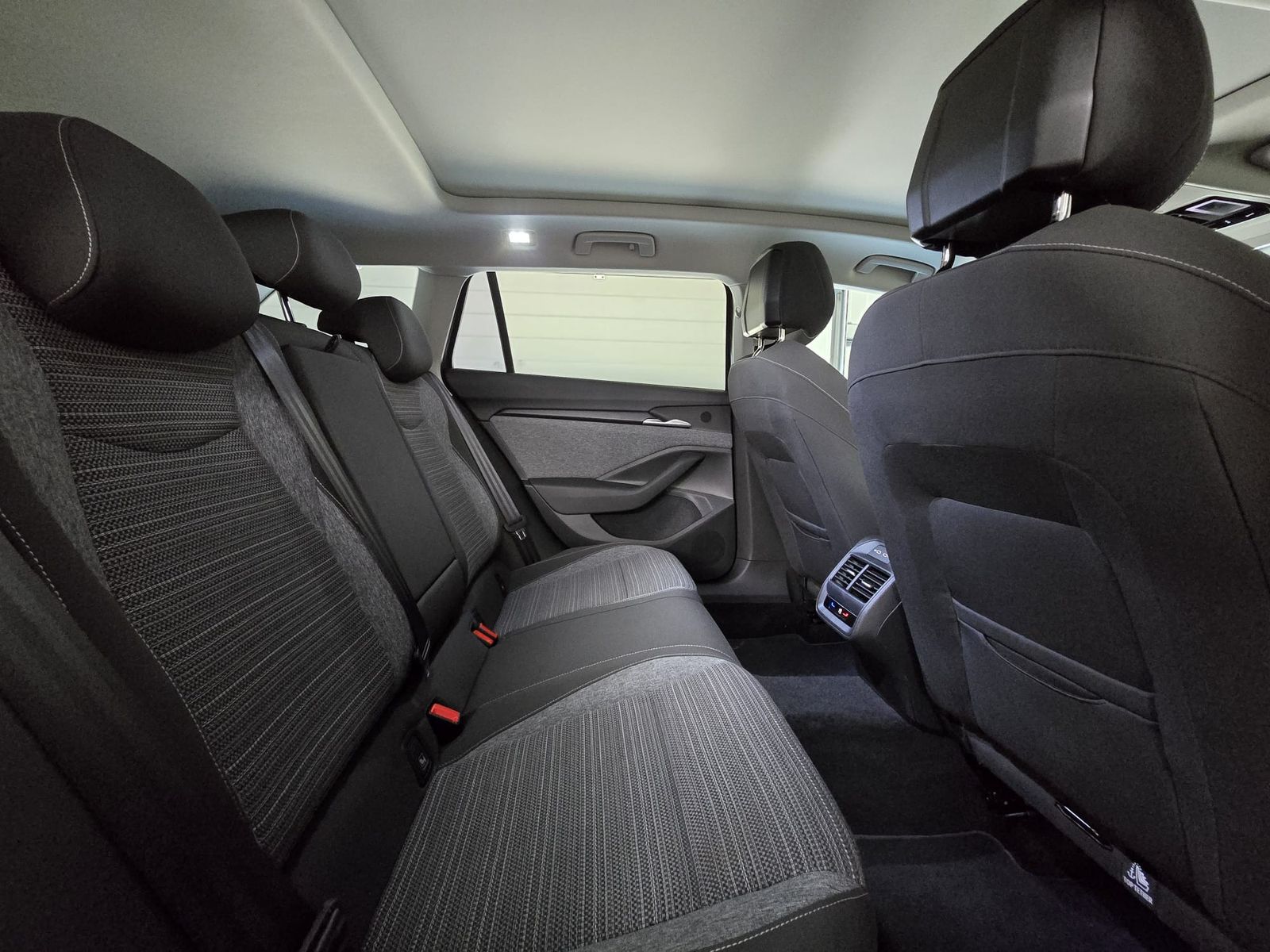 Fahrzeugabbildung SKODA Superb 2.0 TDI 4x4 Selection MATRIX*AHK*PANO*19"