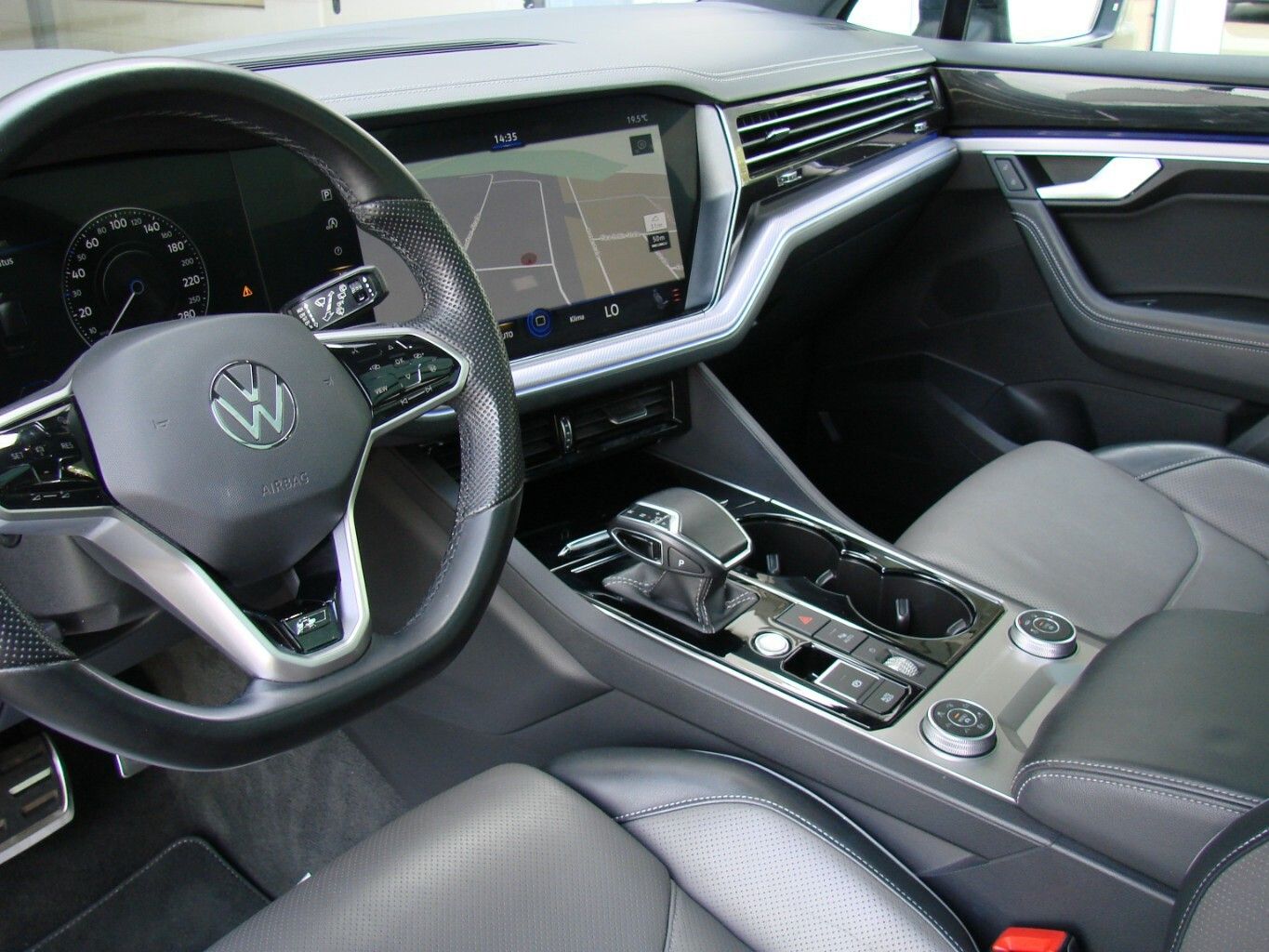 Volkswagen Touareg 3.0TDi R-Line 4M LED AHK PANO ACC Luftfe foto 15