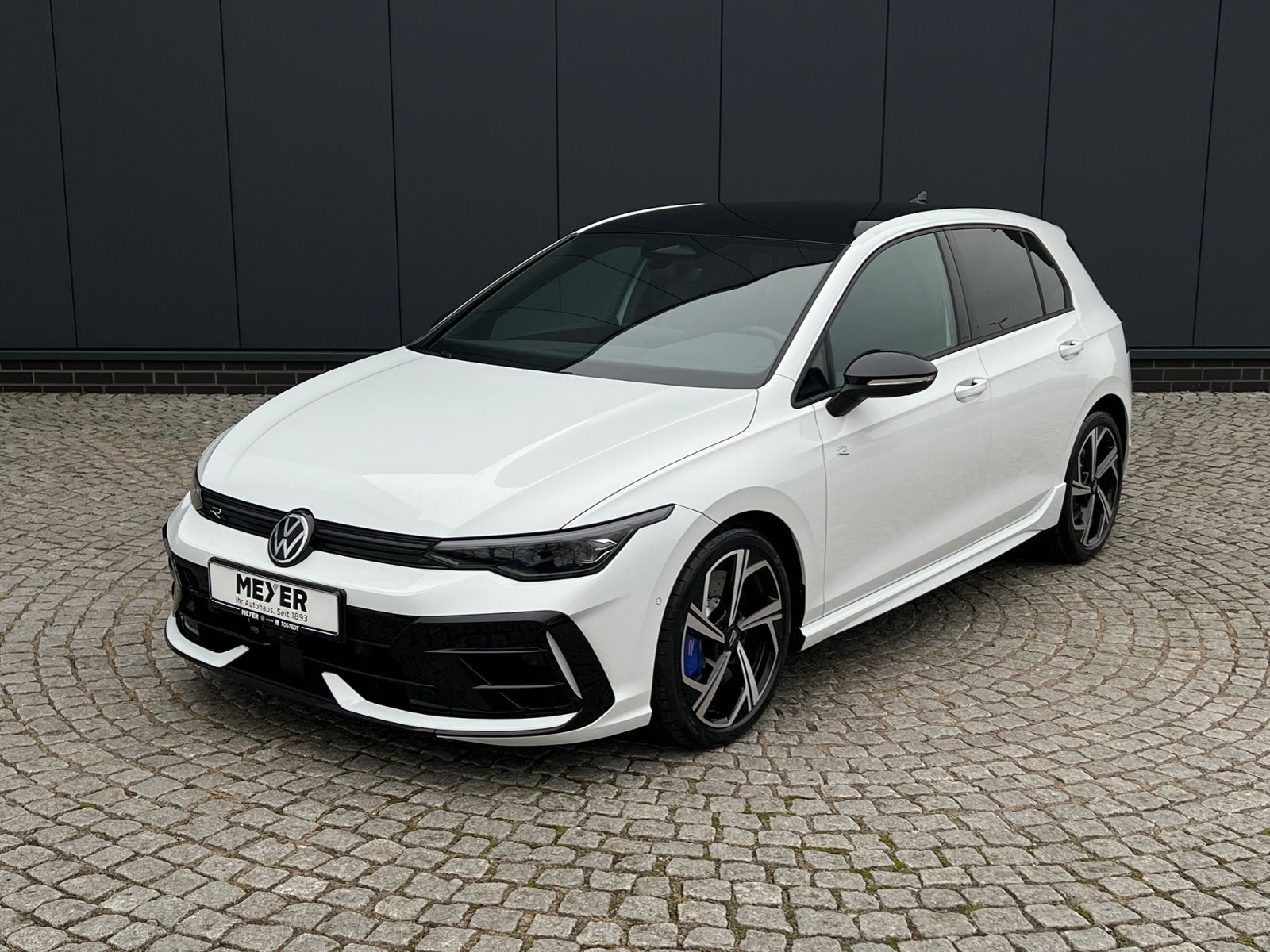 Fahrzeugabbildung Volkswagen Golf VIII R 2.0 TSI DSG 4MOTION *IQ.Light, Black