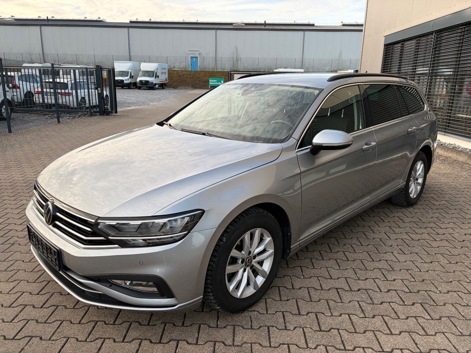 Fahrzeugabbildung Volkswagen Passat Variant Business 1.5 TSI Comfort DSG AHK
