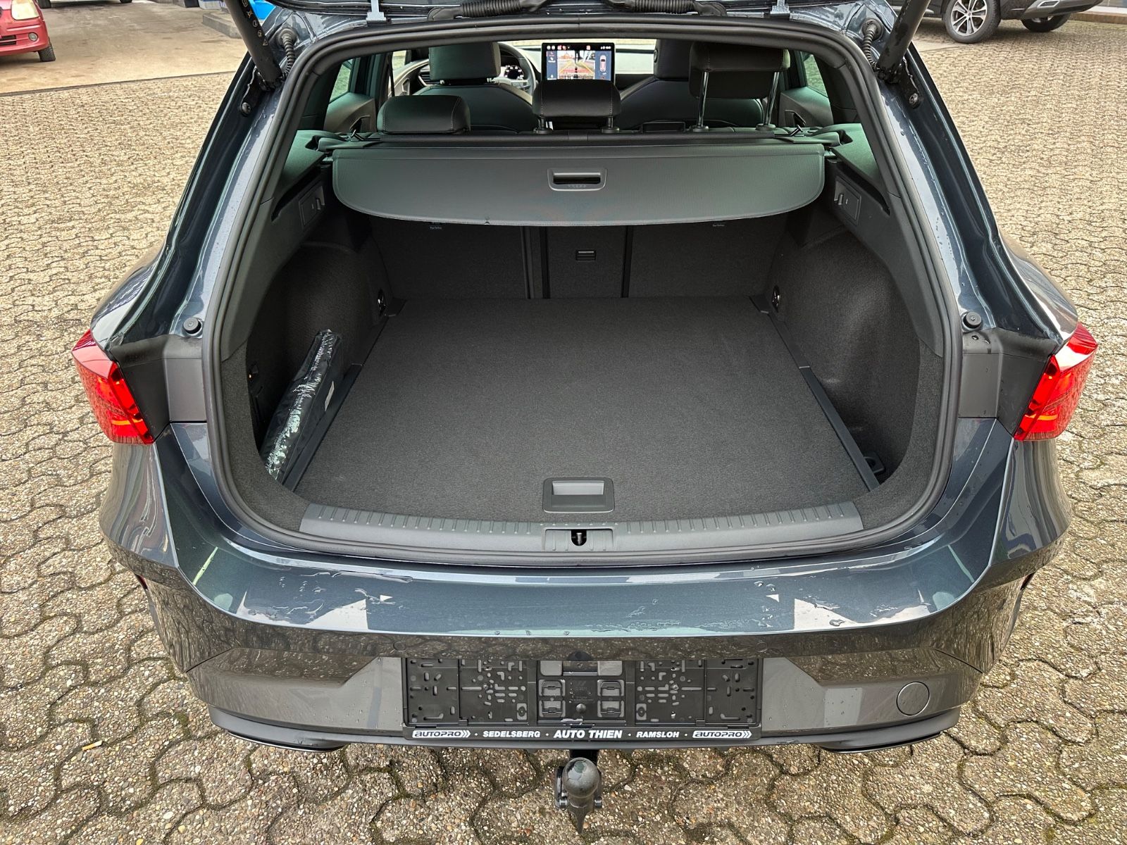 Fahrzeugabbildung CUPRA Leon ST 1.5 eTSI DSG Navi/ACC/AHK/LED/Shzg/GJR