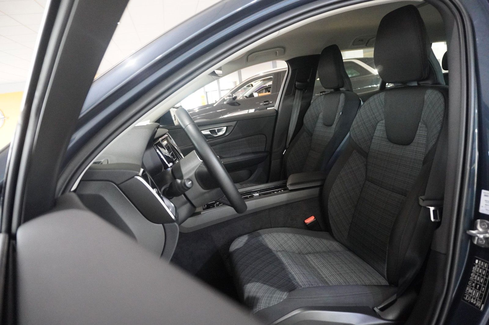 Fahrzeugabbildung Volvo V60 Kombi B4 MOMENTUM PRO NAVI/LED/KAMERA/VIRT.