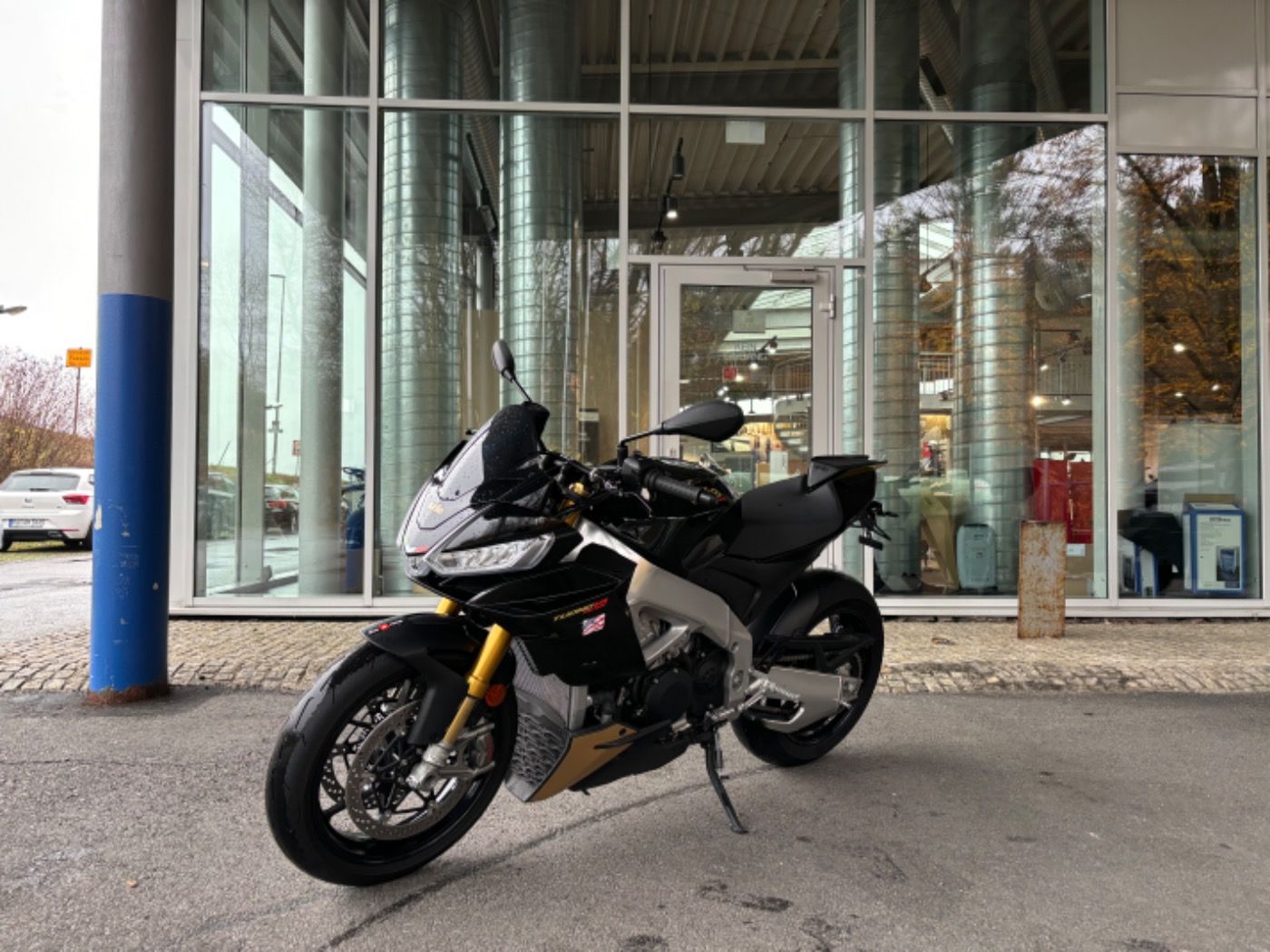 Fahrzeugabbildung Aprilia Tuono V4 Factory 1100 Ultra Dark aus 1. Hand