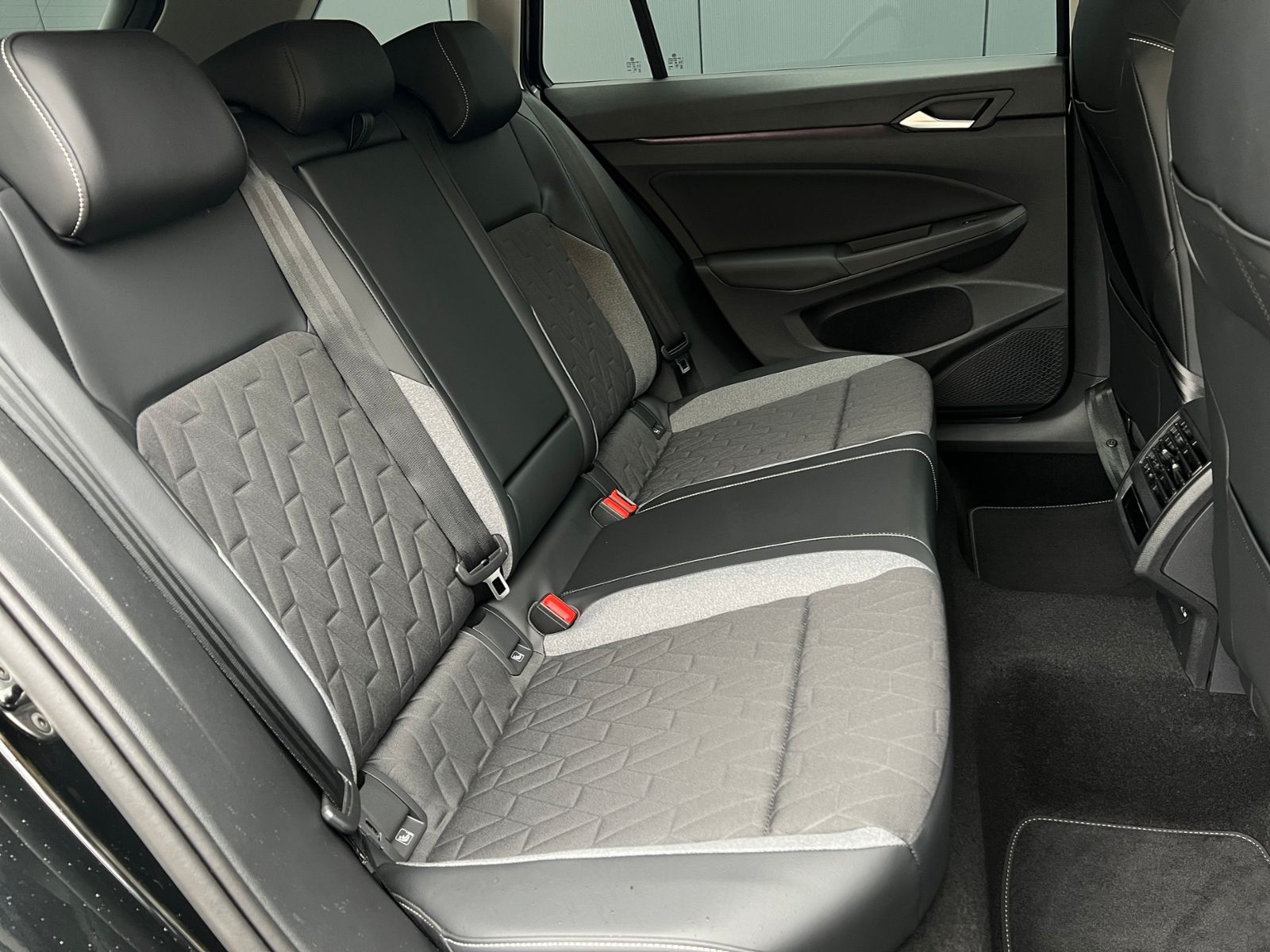 Fahrzeugabbildung Volkswagen Golf VIII Variant Life 2.0 TDI DSG *AHK, LED, AC