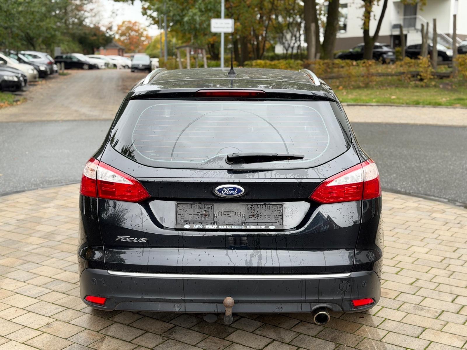 Ford Focus 2011 — салон