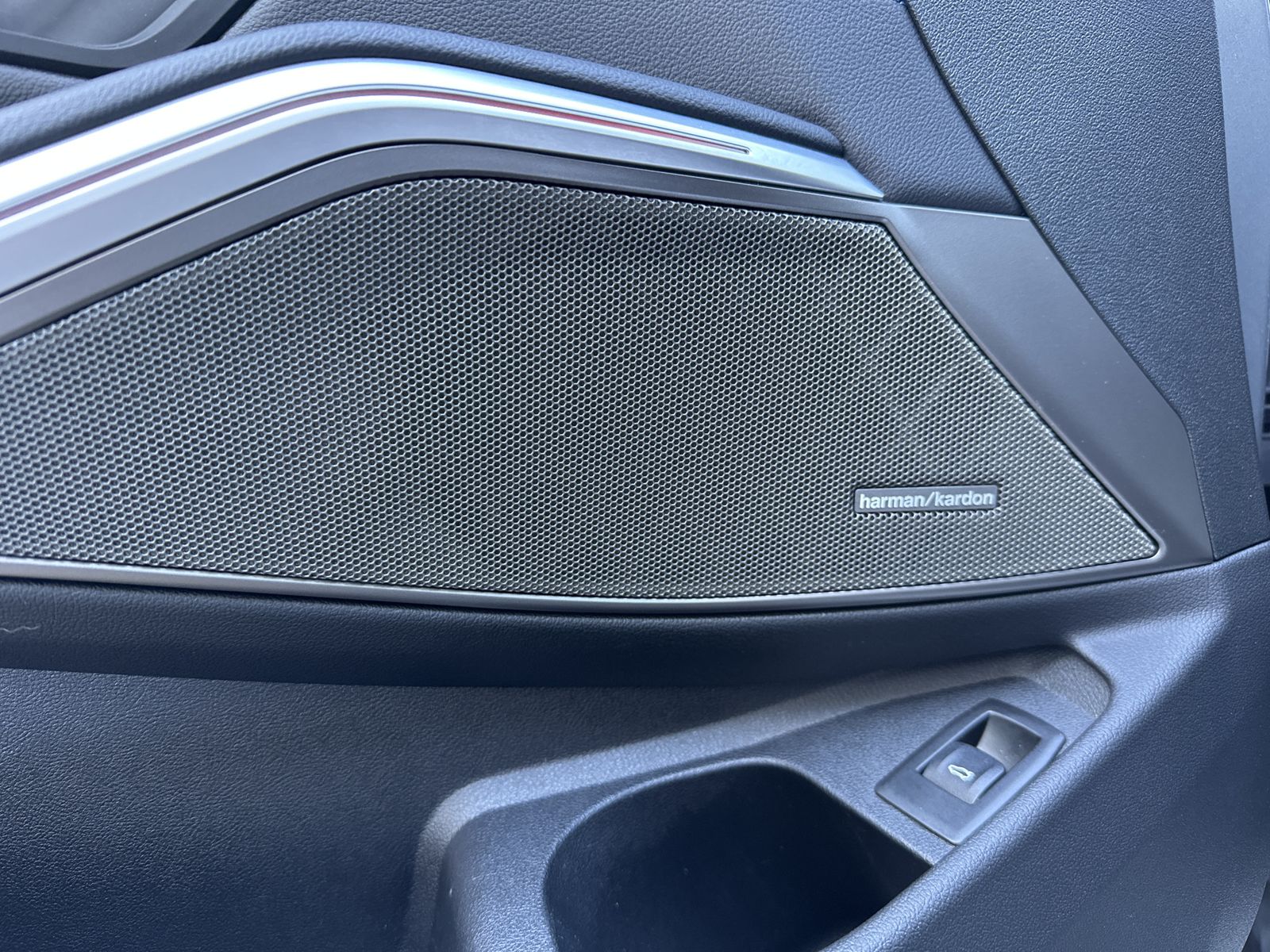 Fahrzeugabbildung BMW 320d Touring M-Sport NAV+LED+ACC+PANO+H&K+KAMERA