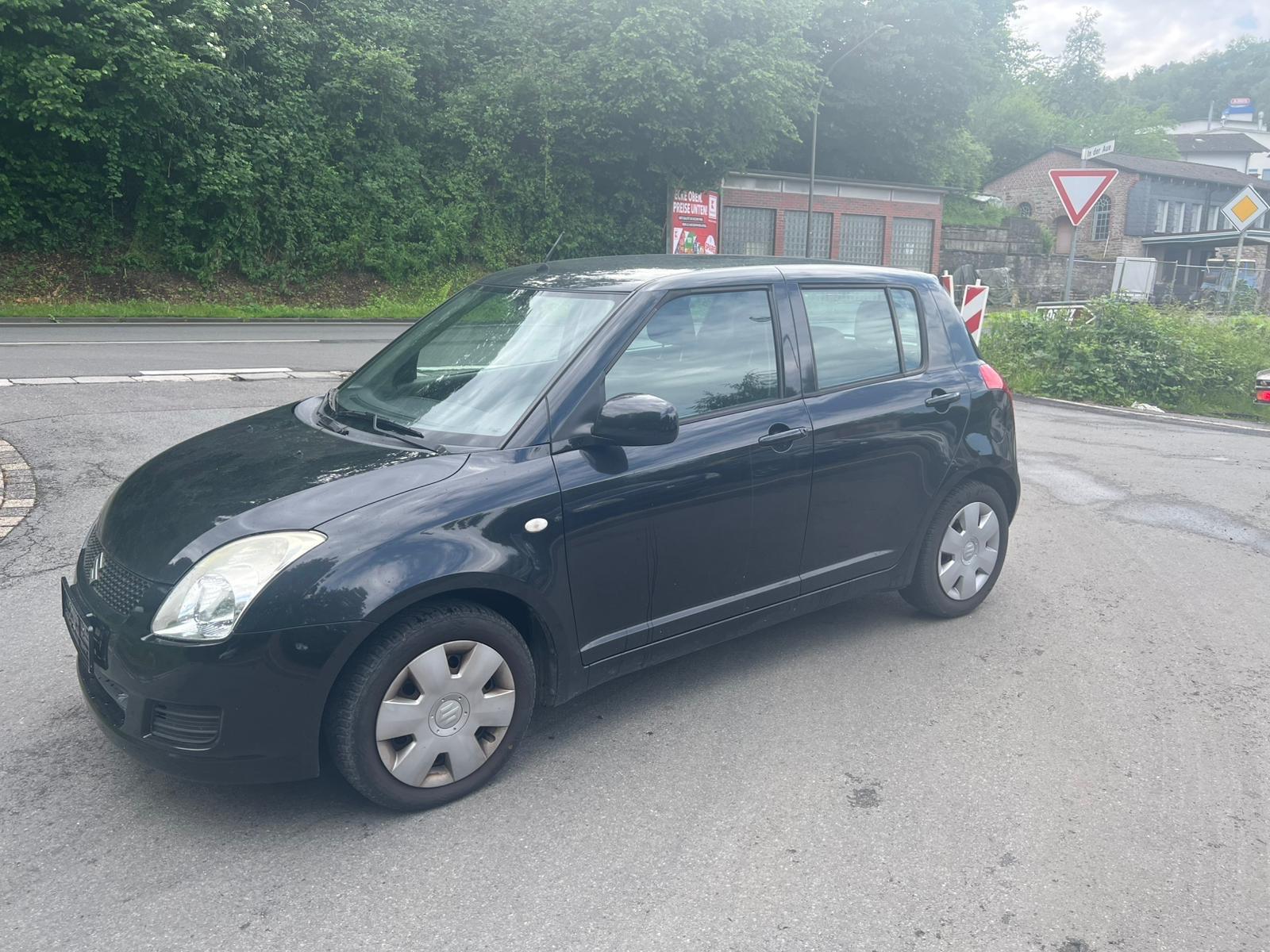 Suzuki Swift Lim. Black and White