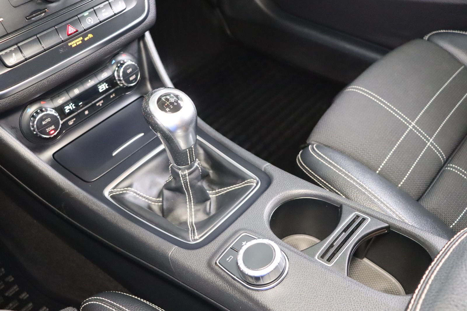 Fahrzeugabbildung Mercedes-Benz GLA 200 Score * Bi- Xenon * Navi * SHZ *
