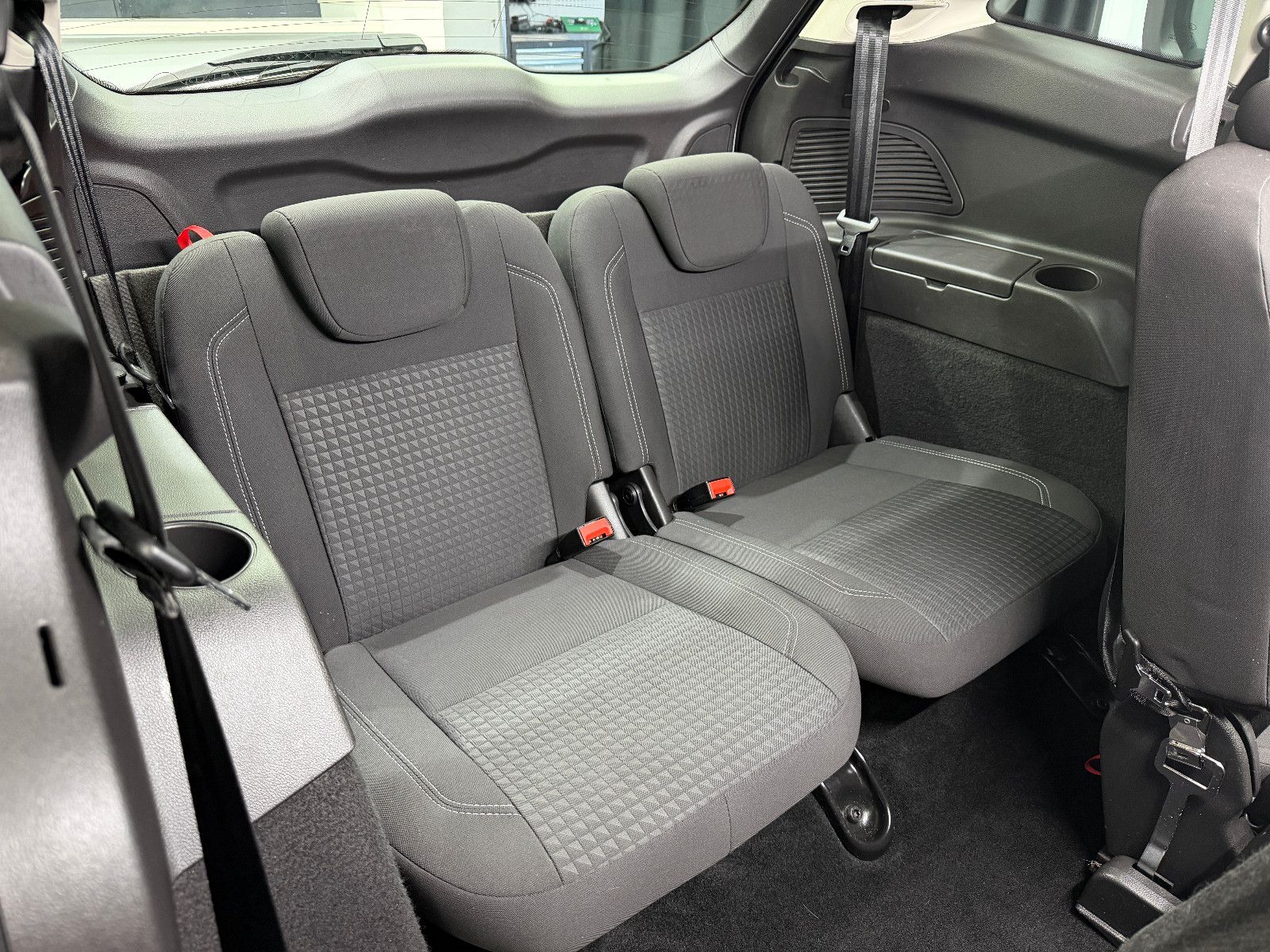 Fahrzeugabbildung Ford Grand C-Max |7-SITZER|PDC|TEMPOMAT