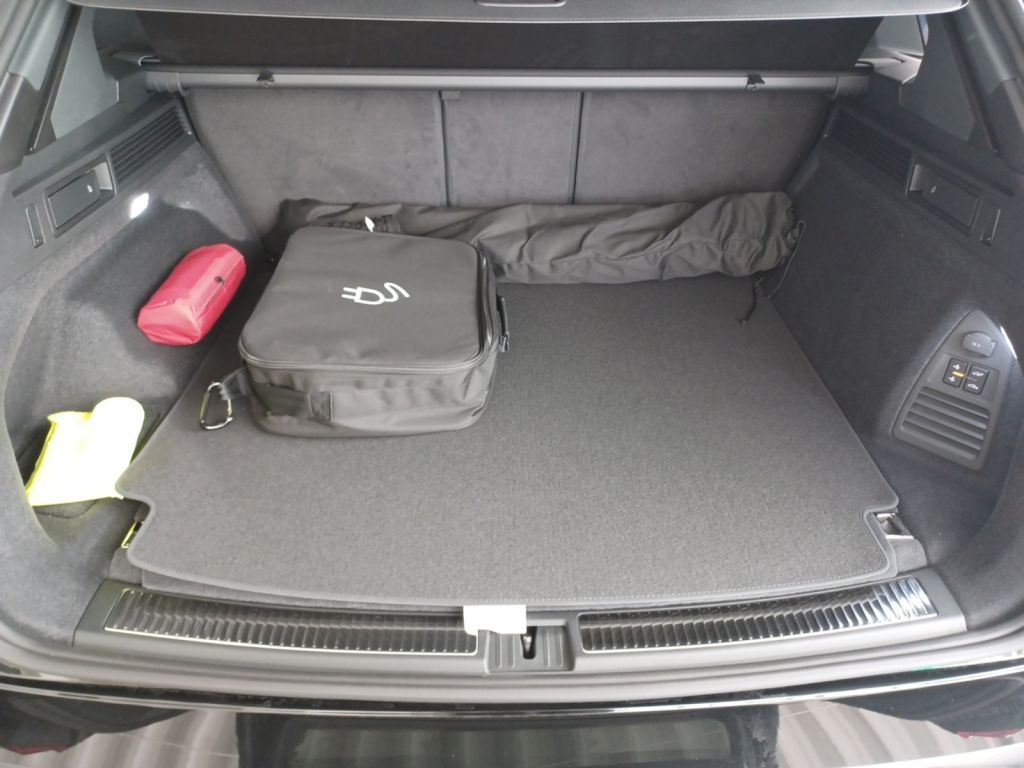 Fahrzeugabbildung Volkswagen Touareg R 3.0 V6 e-Hybrid 0,5% Steuervorteil