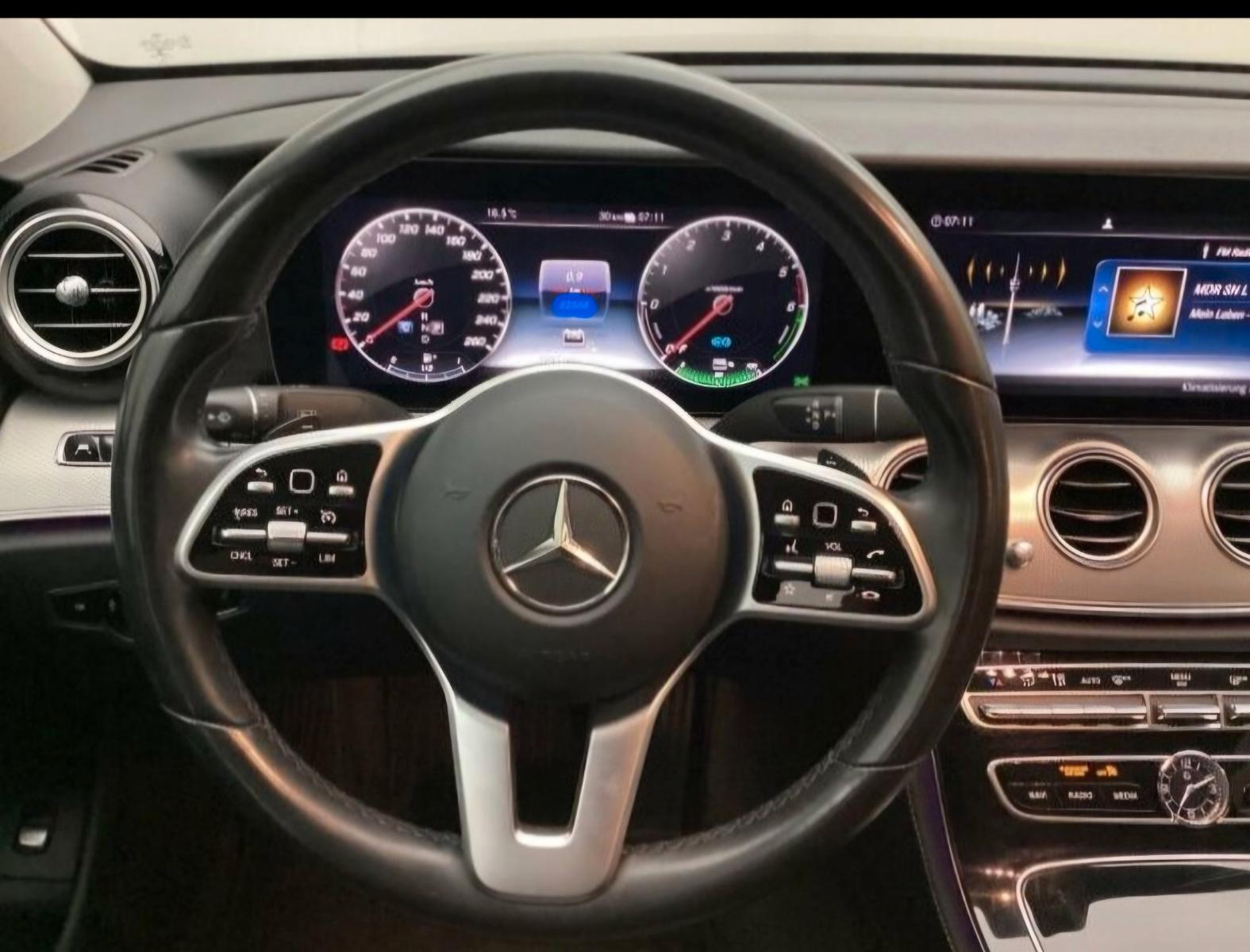 Mercedes-Benz E300 de BATTERIE-ZERTIFIKAT SEHR GUT, MASS.SITZ 