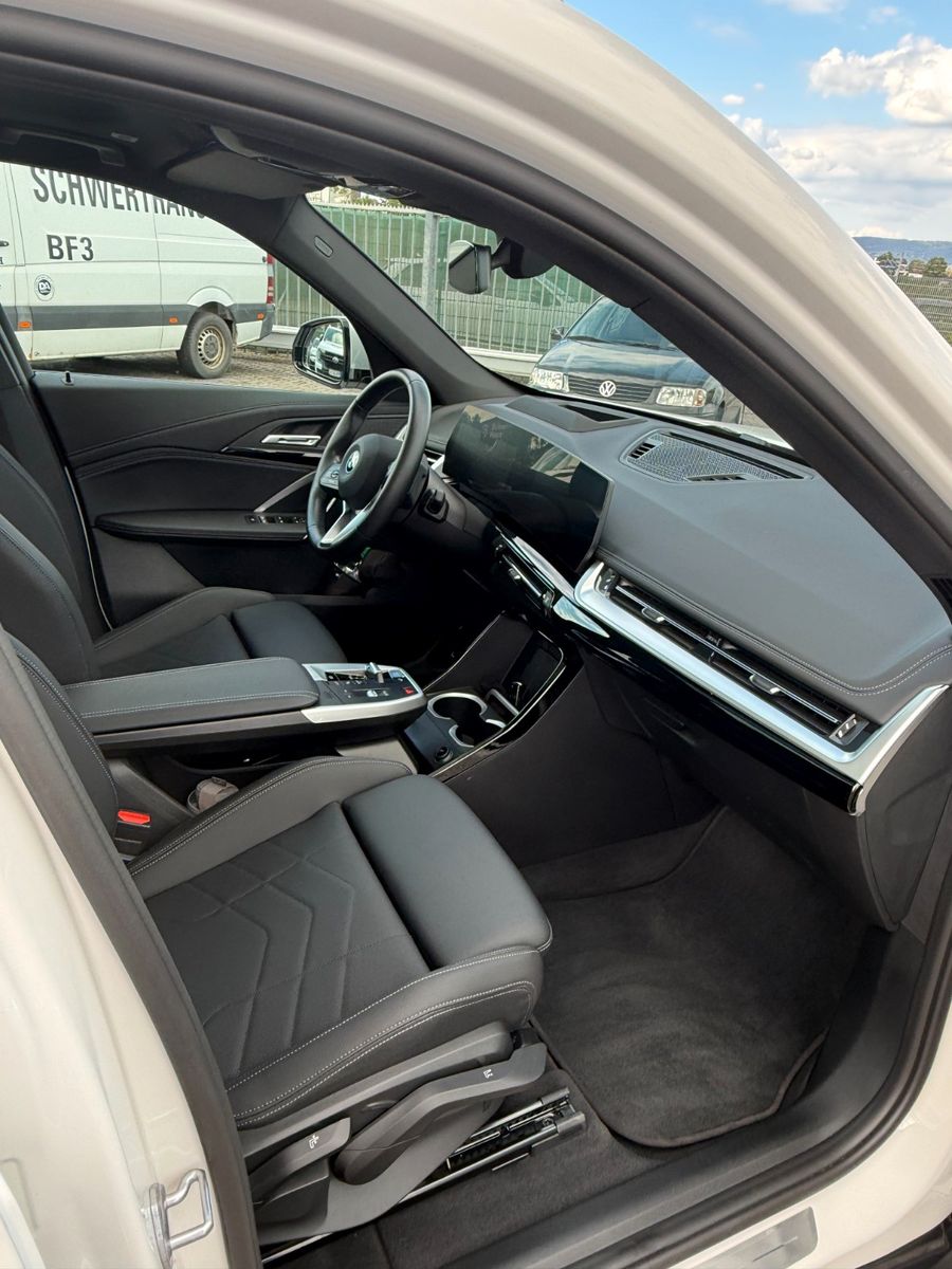 BMW iX1 30 xDRIVE xLINE PANO 19 LEDER AHK LED foto 7