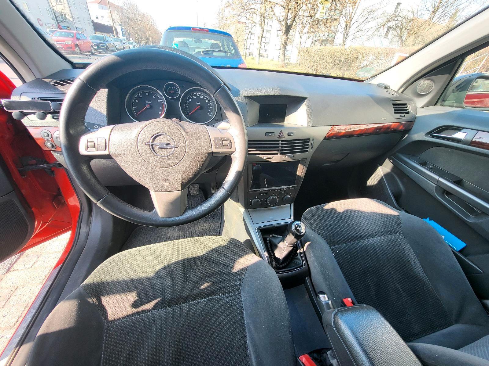 Opel Astra 2005 — rear view