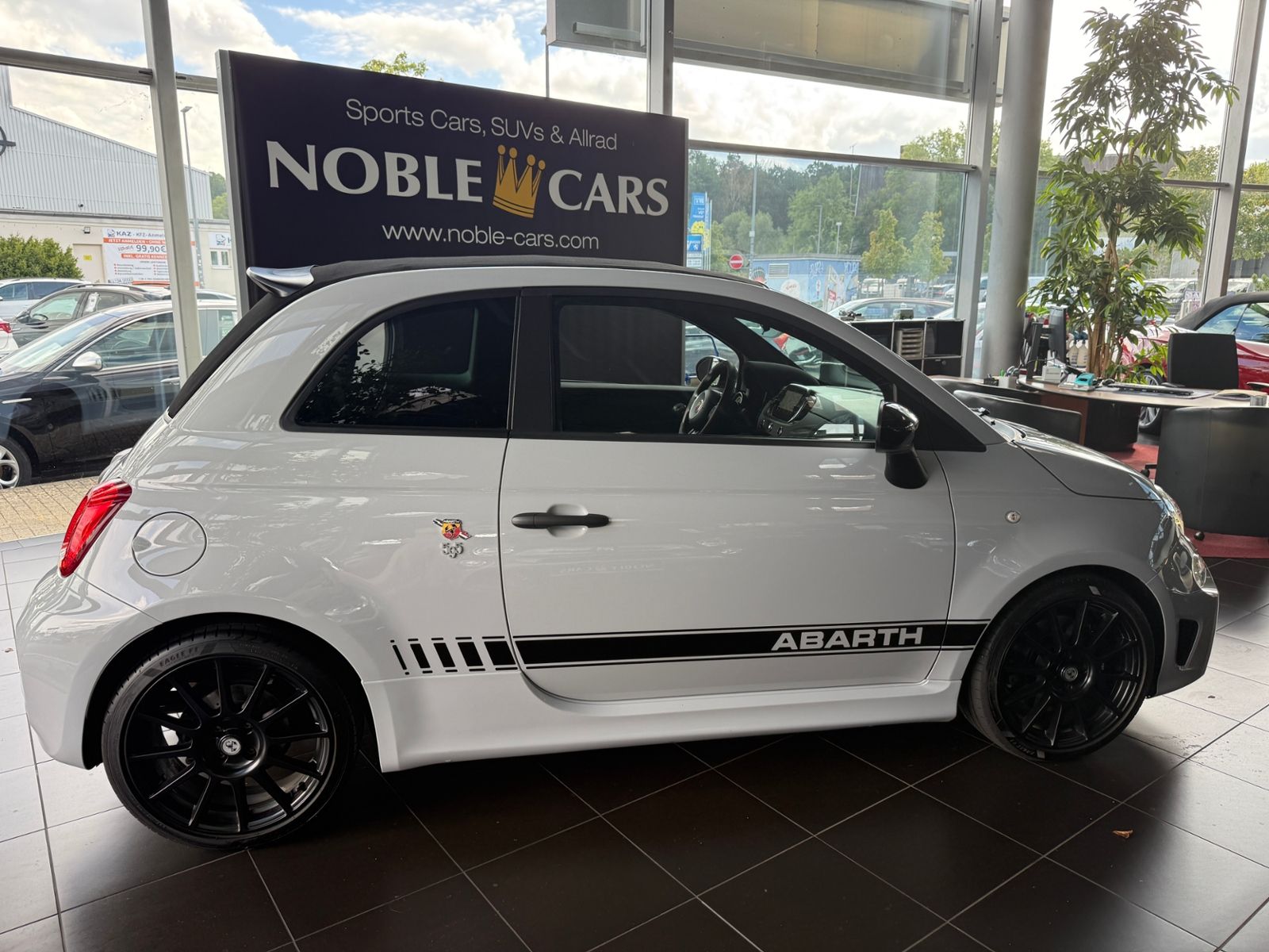 Fahrzeugabbildung Abarth 595C Cabrio Competizione KLIMA NAV PDC Beats