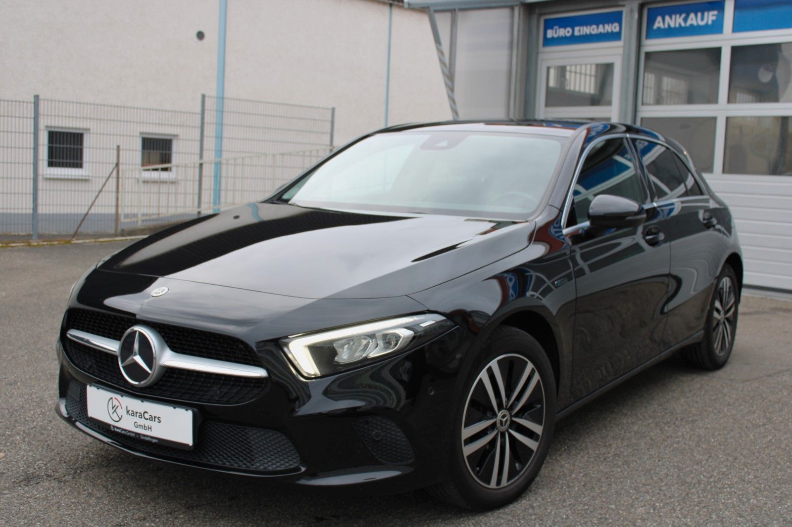 Mercedes-Benz A 250 e LED/DISTRONIC/CARPLAY/PLA/LEDER/ALU