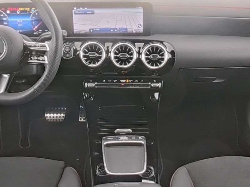 Fahrzeugabbildung Mercedes-Benz CLA 200 AMG*TOTWINKEL*APPLE CAR-PLAY*AMBIENTEBEL