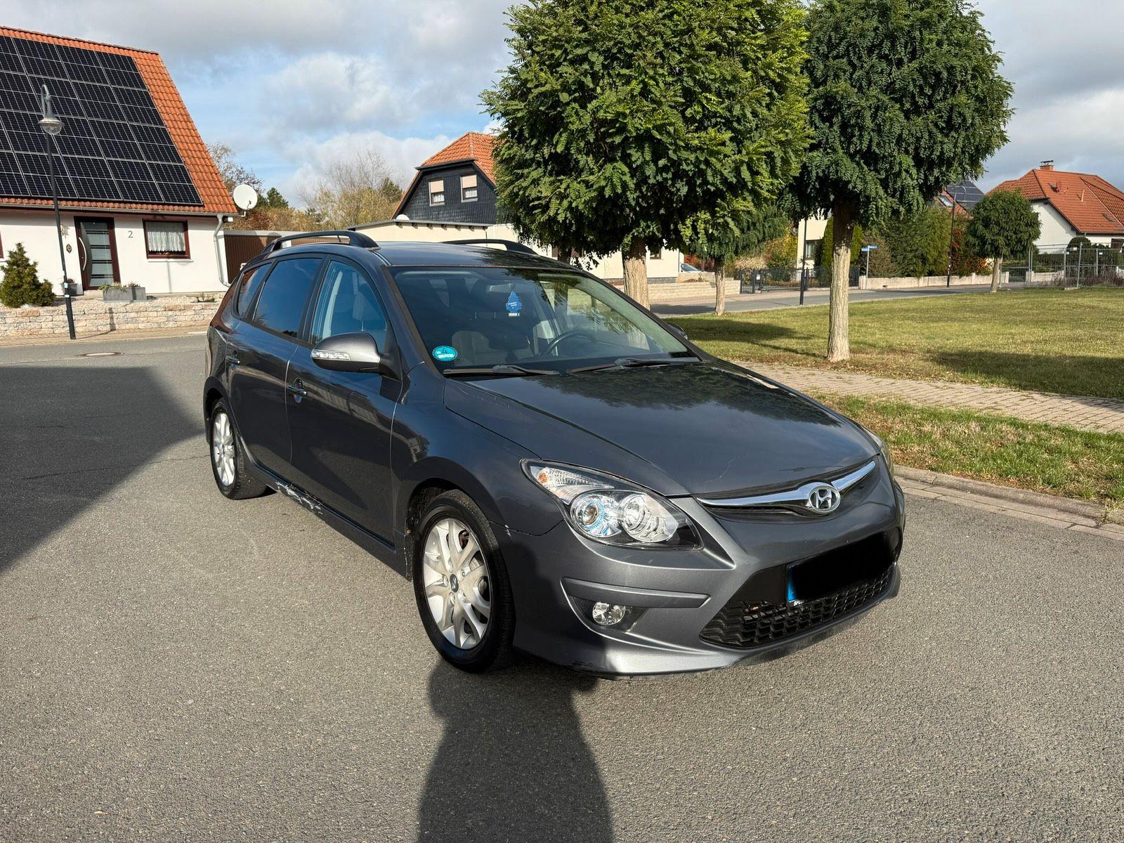 Hyundai i30 2011 — rear view