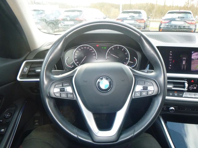 Fahrzeugabbildung BMW 320 i Touring >AUT/AHK/R-Kamera/PDC/LED<