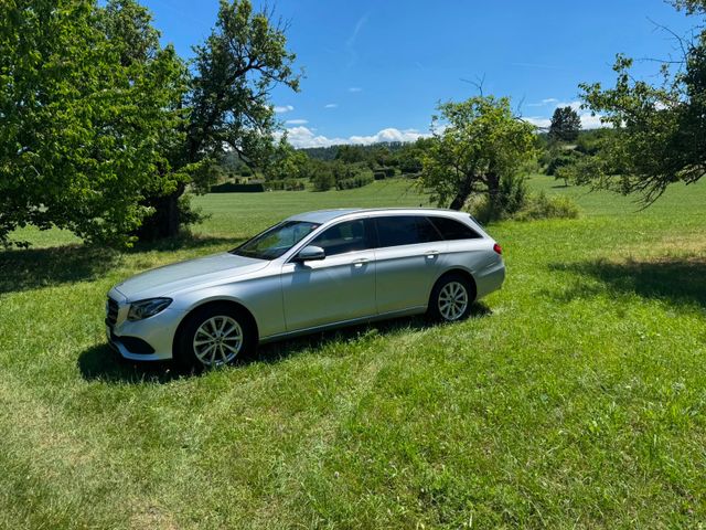 MERCEDES-BENZ E 220 d 4MATIC T Autom. -Mercedes Scheckheft