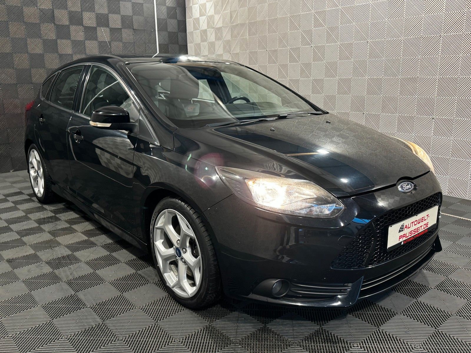 Gebrauchtwagen Ford Focus Focus Lim.*ST*RECARO*SHZ-AMBIENTE-METALLIC-18" in Horb am Neckar