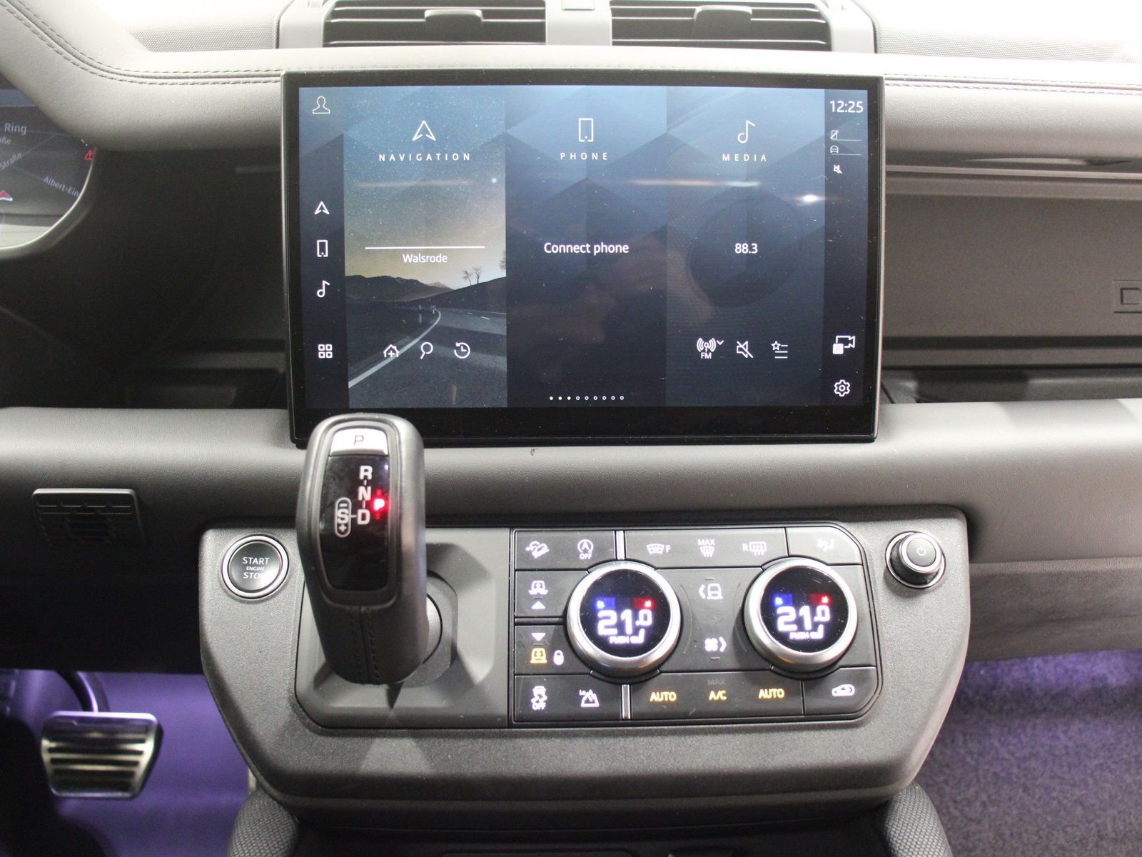 Land Rover Defender 90 P525 V8 Black Pack foto 7