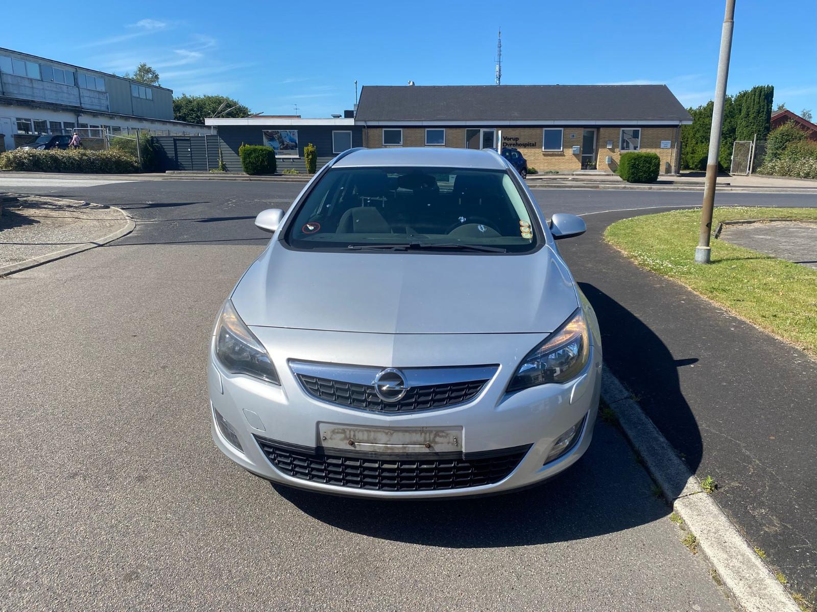 Opel Astra 2012 — interior