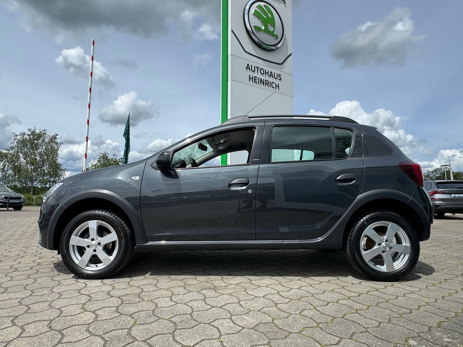 Fahrzeugabbildung Dacia Sandero II 90 Stepway Celebration