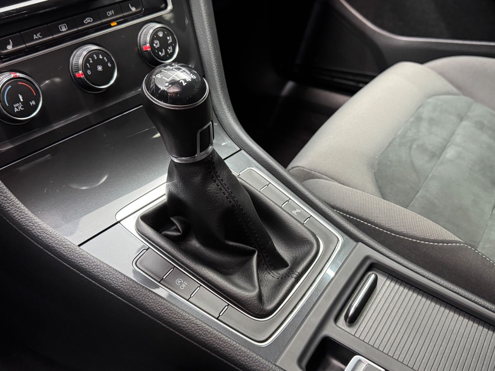 Fahrzeugabbildung Volkswagen Golf VII Variant Comfortline|NAVI|ACC|MASSAGE|