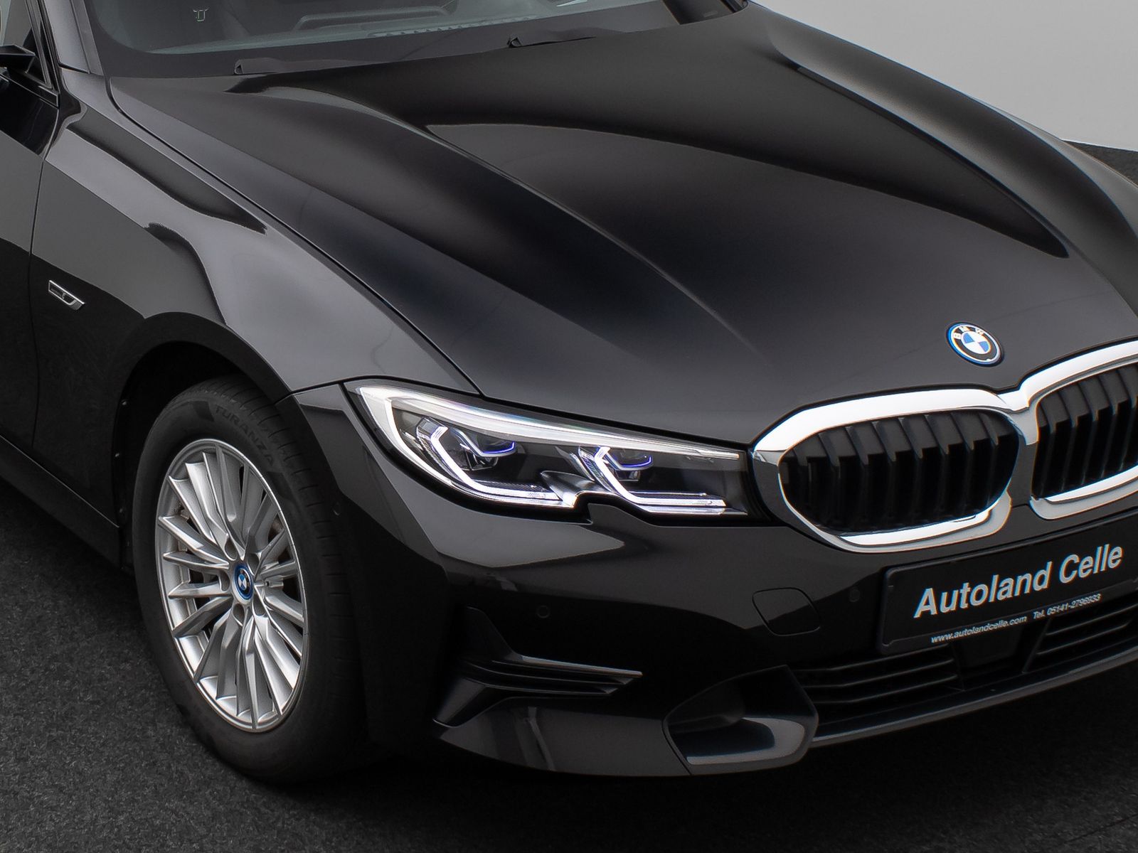 Fahrzeugabbildung BMW 330e xD SportLine Panorama Laser HUD DAB Komfort