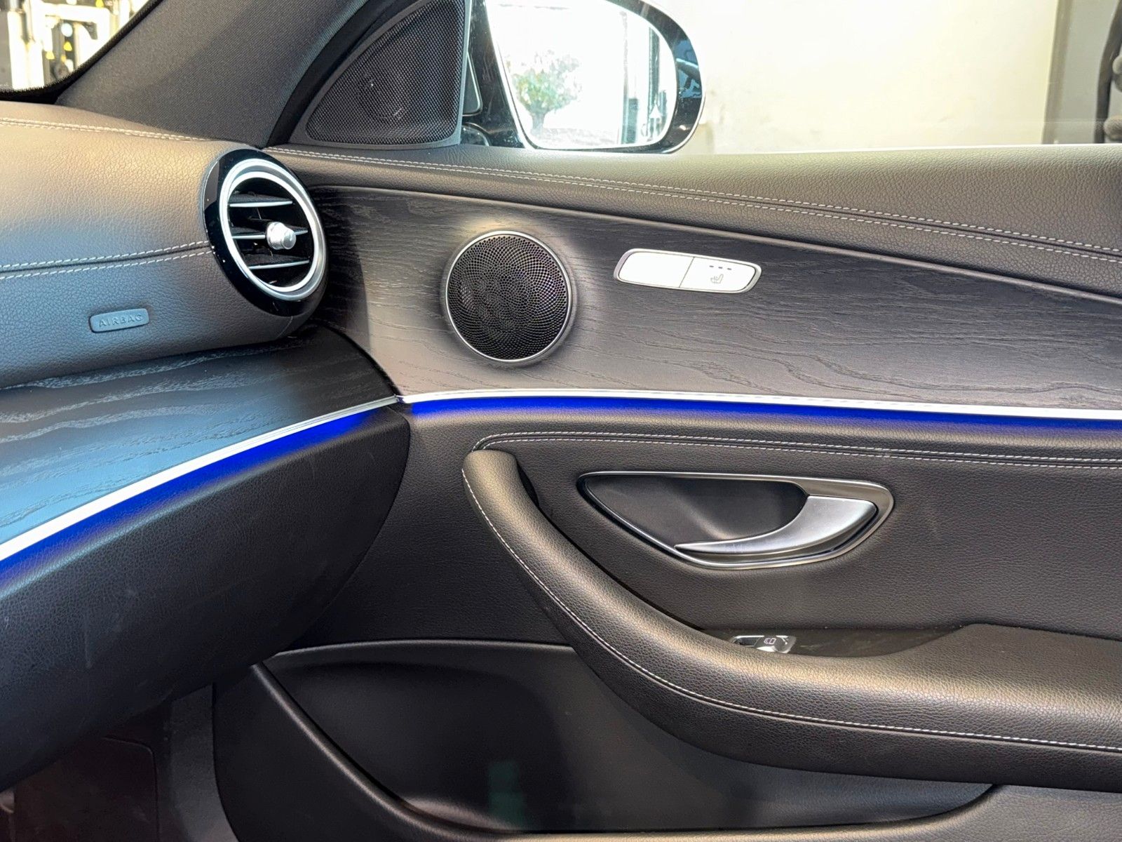 Fahrzeugabbildung Mercedes-Benz E 300 de T AMG+DISTRONIC+LENKASSI+360°+AHK+AMBIE