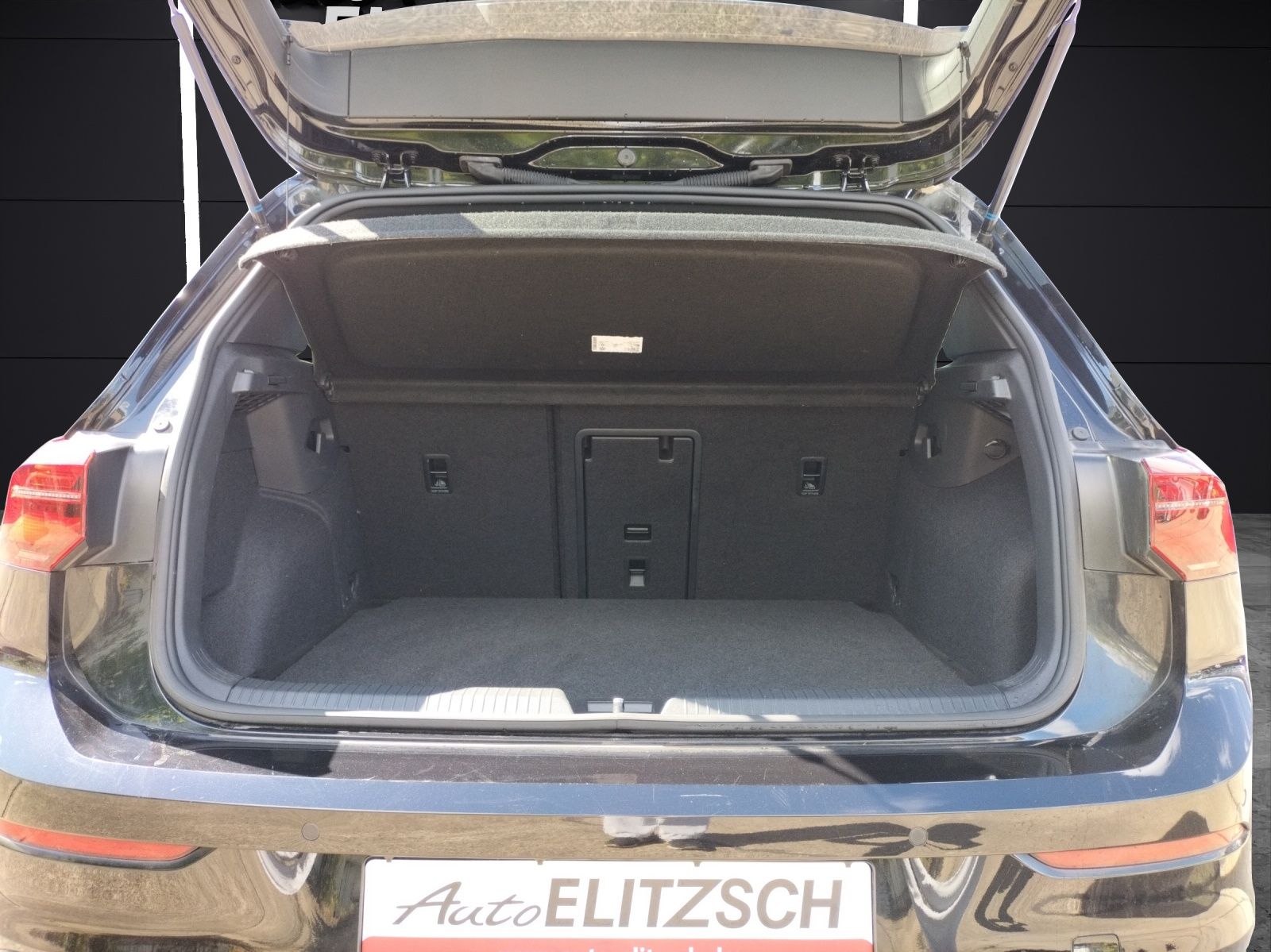 Fahrzeugabbildung Volkswagen Golf VIII R 4M  DSG Matrix Navi Harman AID ACC R
