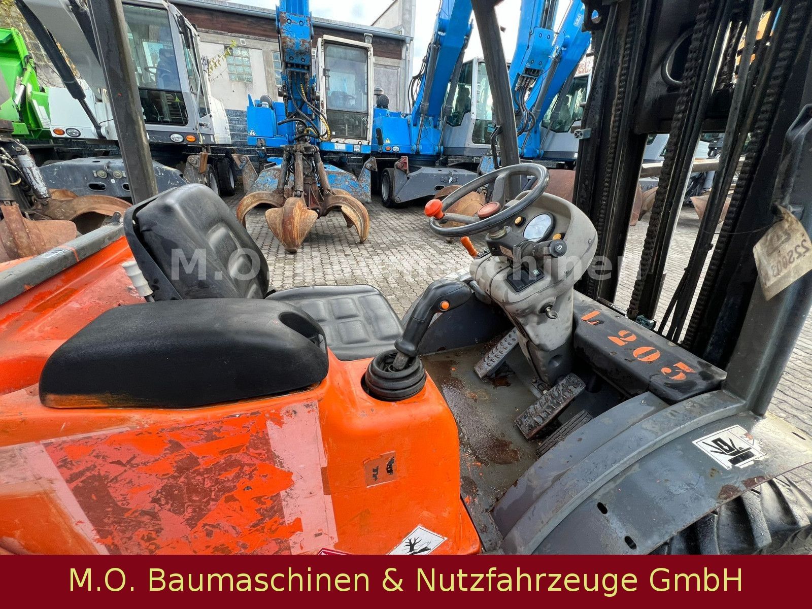 Fahrzeugabbildung AUSA CH 150 / 1,5 t / 4m / Triplex / Freihub 1,30m /