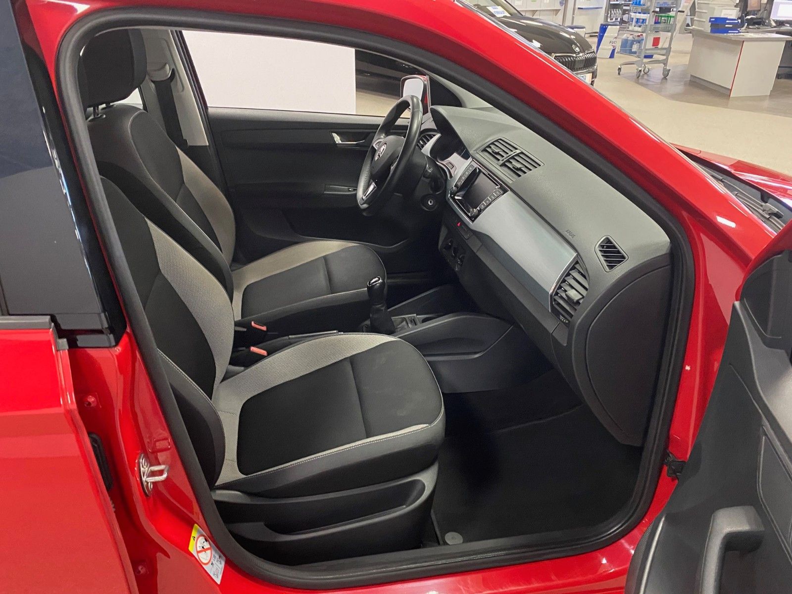 Fahrzeugabbildung SKODA Fabia 1.0l MPI Ambition+SITZHEIZUNG+TELEFON+ALU+