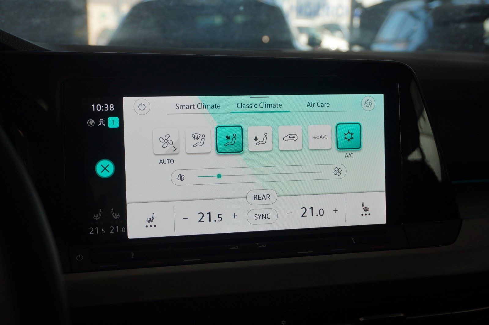 Fahrzeugabbildung Volkswagen Golf VIII Lim. 2.0 TDI LIFE DSG NAVI/LED/VIRTU.