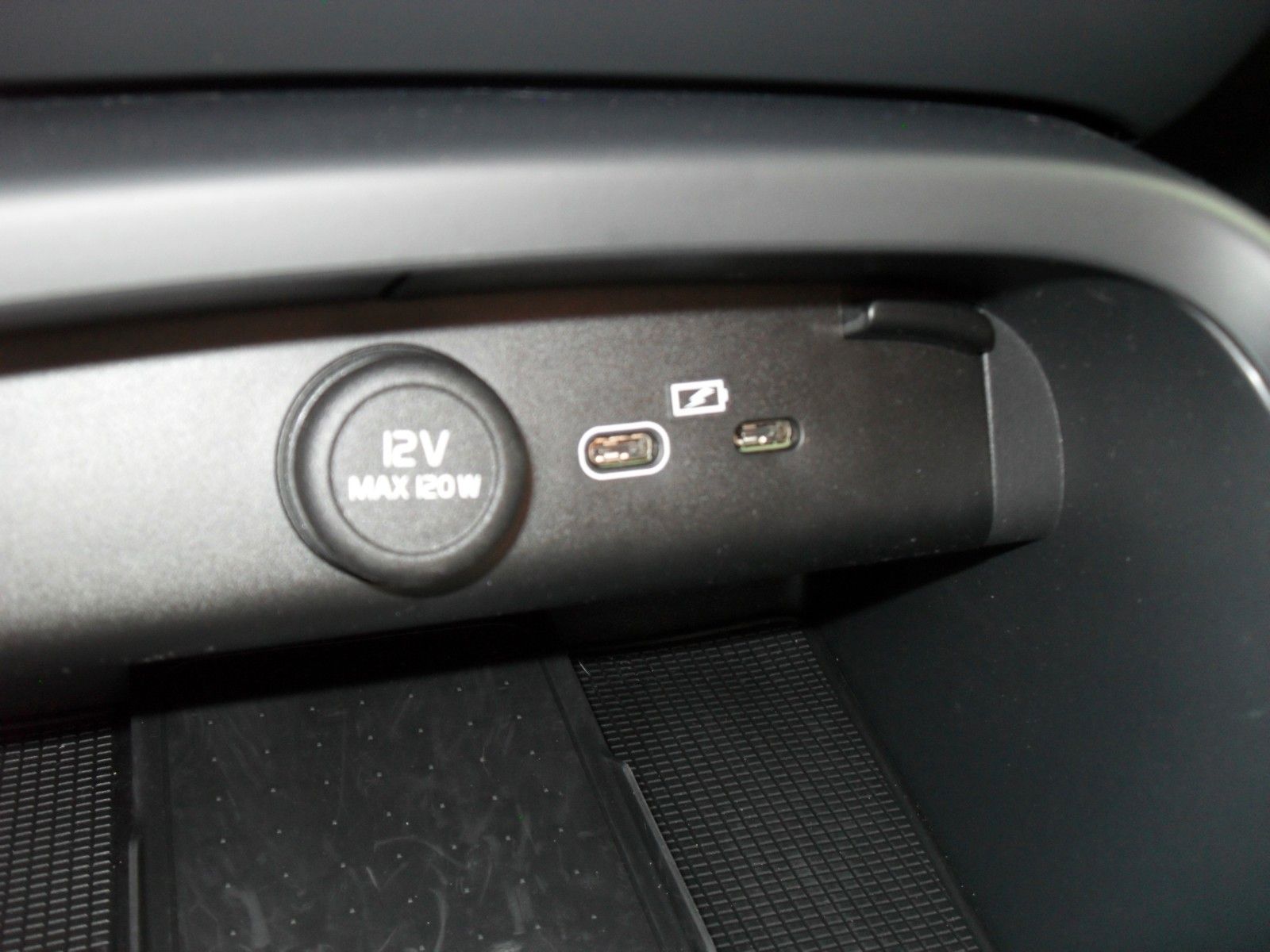 Fahrzeugabbildung Volvo XC 40 Plus Recharge Pure Electric 2WD |AHK | LED