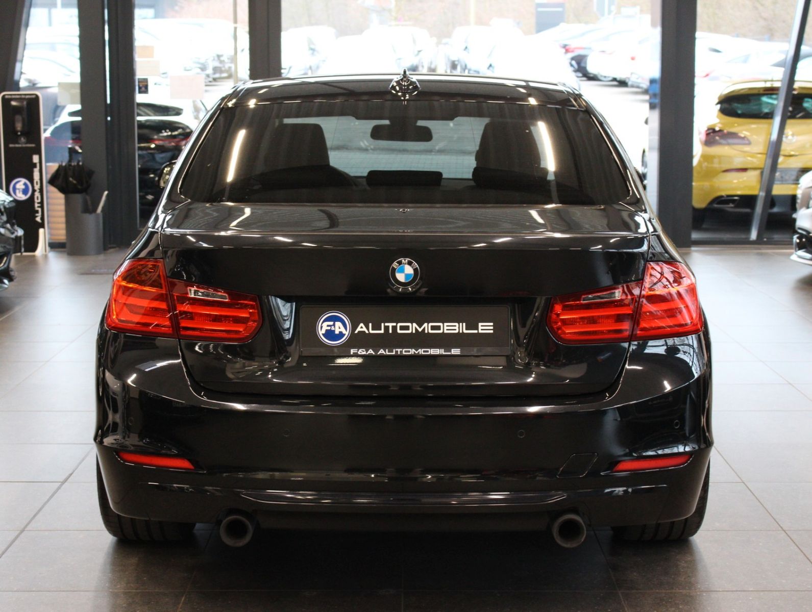 Fahrzeugabbildung BMW 335i Sport Line*Head-UP*Bi-Xenon*GSD