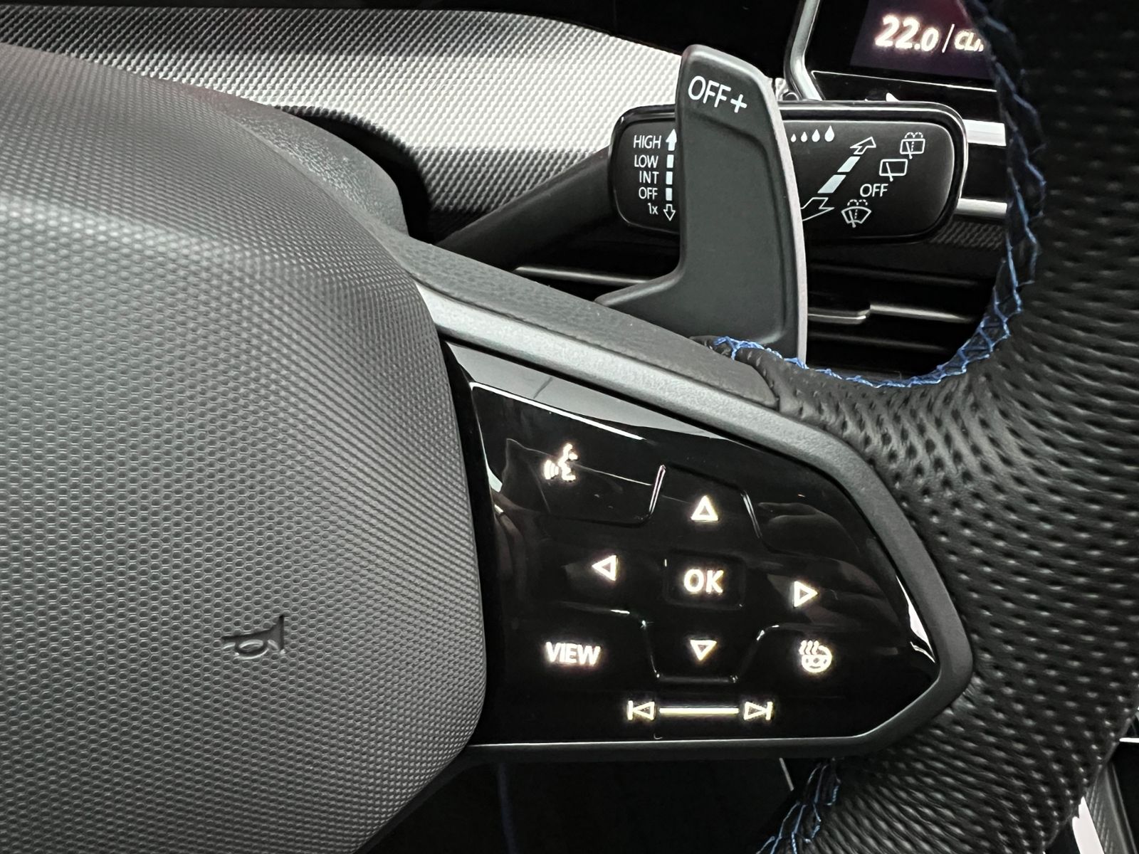 Fahrzeugabbildung Volkswagen Golf VIII R 2.0 TSI DSG 4MOTION *IQ.Light, Black