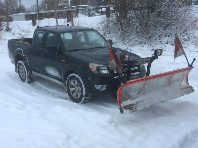 Ford Ranger mit Schiebeschild und Streuer