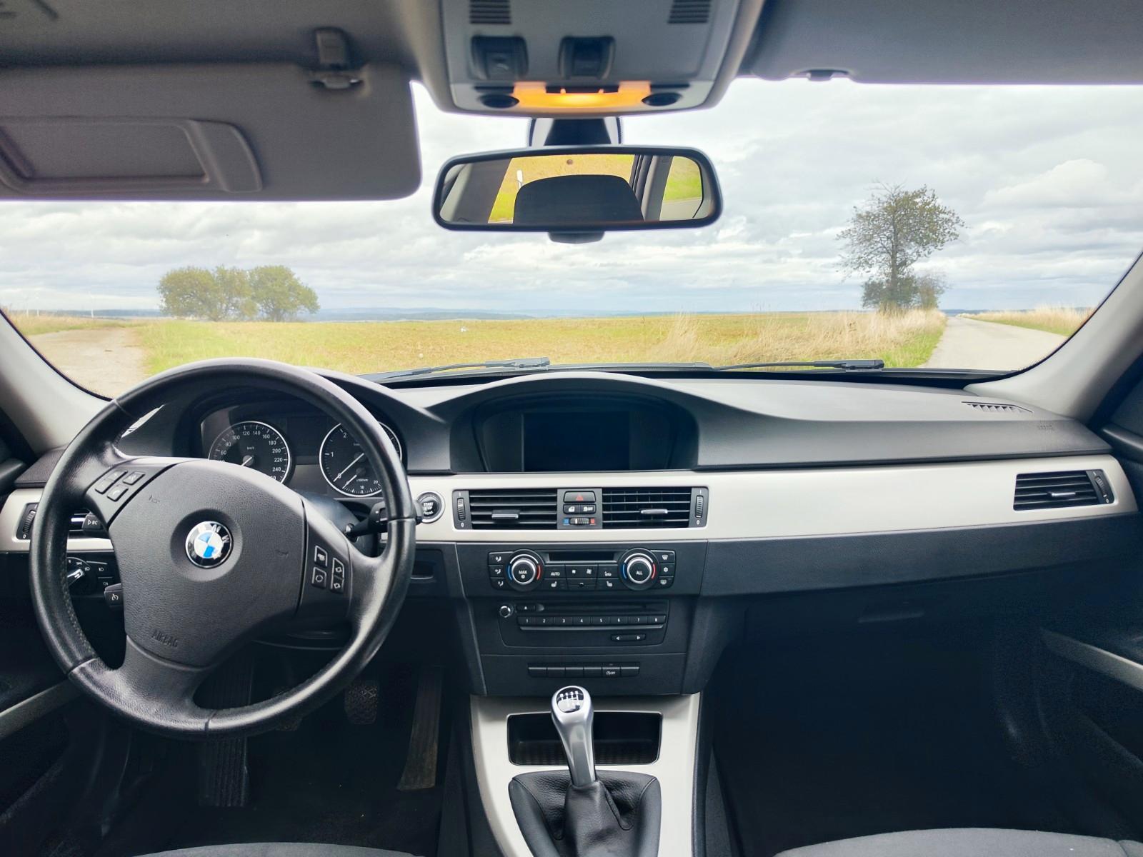 BMW 320 2012 — photo 11