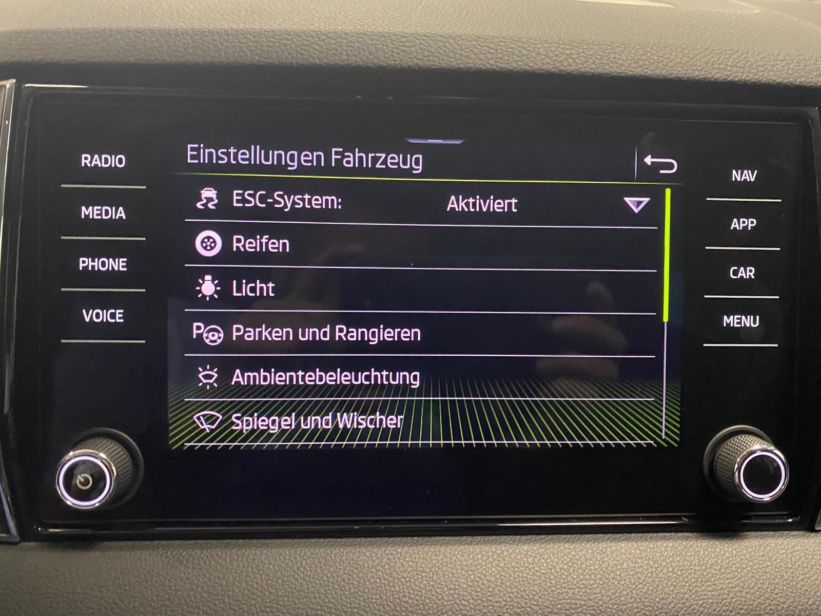 Fahrzeugabbildung SKODA Karoq 1.5 TSI +APP+KLIMA+ACC+RFK+PDC+NAVI+SITZHE