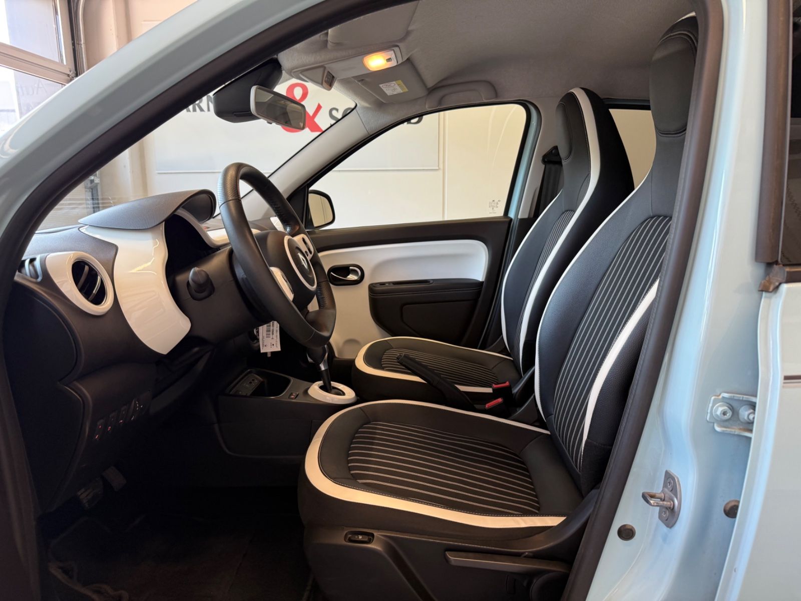 Fahrzeugabbildung Renault Twingo Techno Electric, Navi, Rückfahrkamera