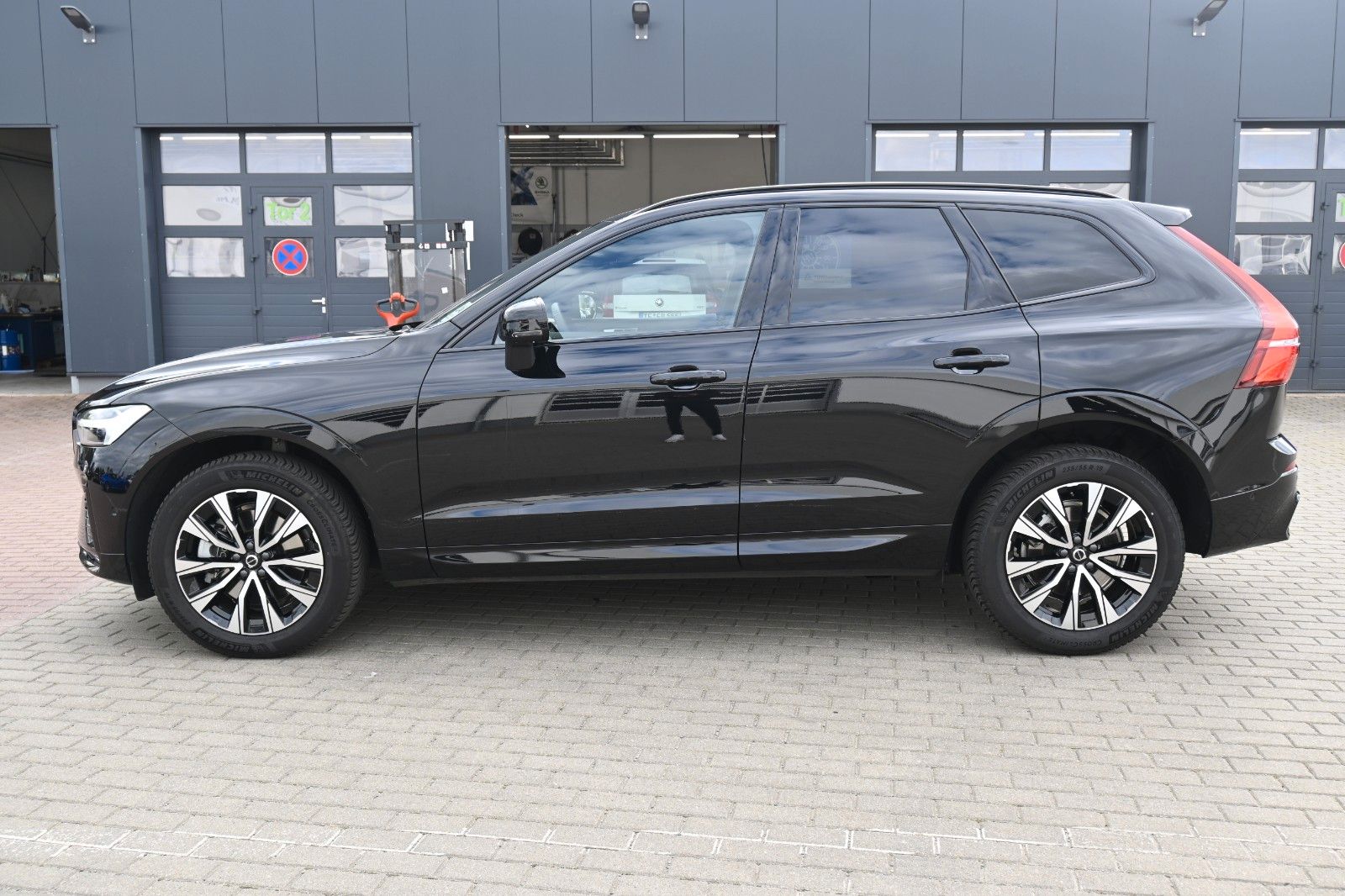 Fahrzeugabbildung Volvo XC60 B4 D Plus Dark*STDHZG*PANO*360°*ACC