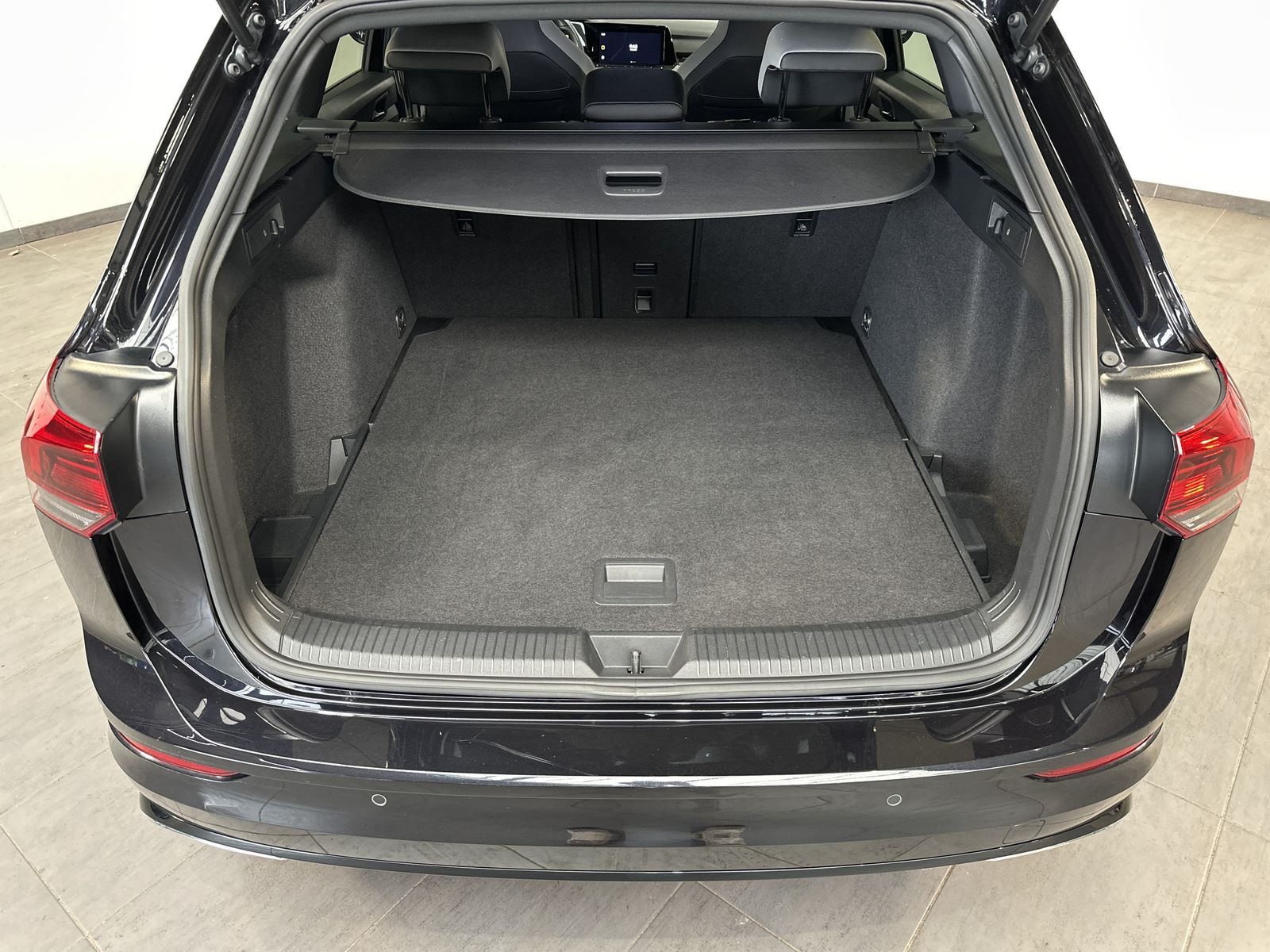 Fahrzeugabbildung Volkswagen Golf Variant 2.0 TDI DSG R-Line NAV+LED+AHK+18ZO