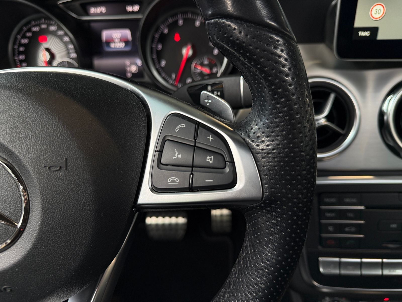 Fahrzeugabbildung Mercedes-Benz GLA 250 4Matic AMG Line AHK PANO 360°