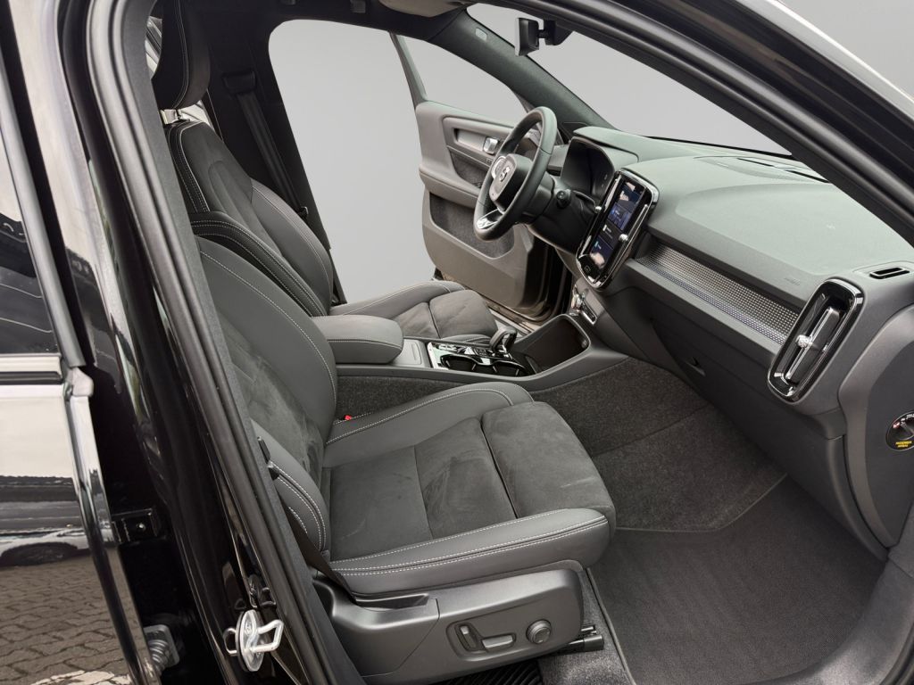 VOLVO XC40 B3 B DKG Ultra Black Edition RFK NAVi Winte VOLVO XC40 B3 B DKG Ultra Black Edition RFK NAVi Winte