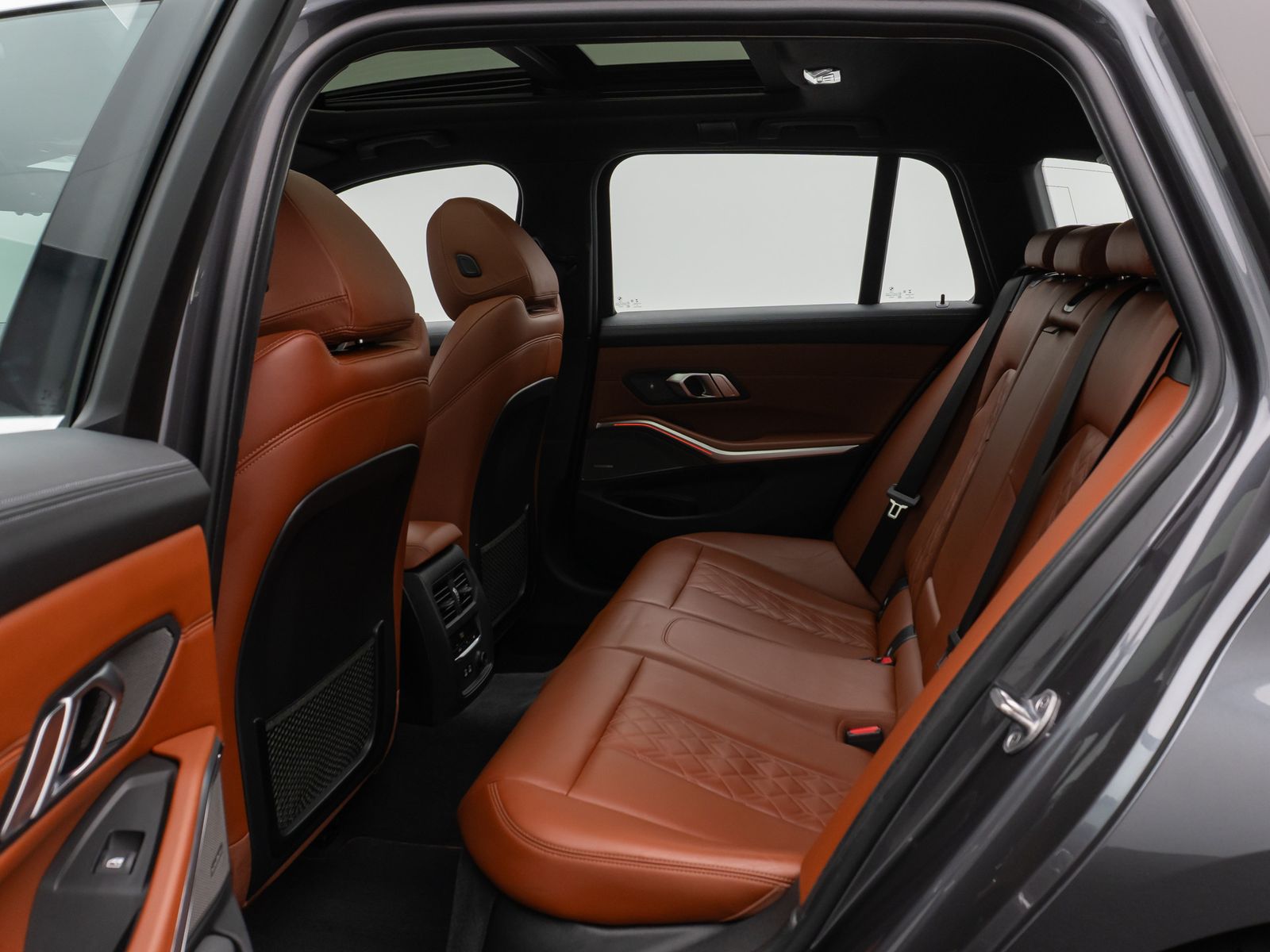 Fahrzeugabbildung BMW 320d Sport Line Panorama Kamera HUD DAB H/K AHK