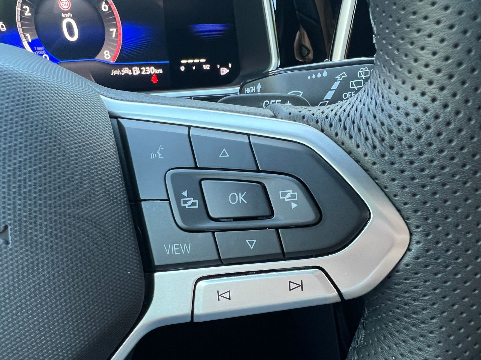 Fahrzeugabbildung Volkswagen T-Roc R-Line 1.5 TSI DSG *AHK, LED, Navi, Kamera