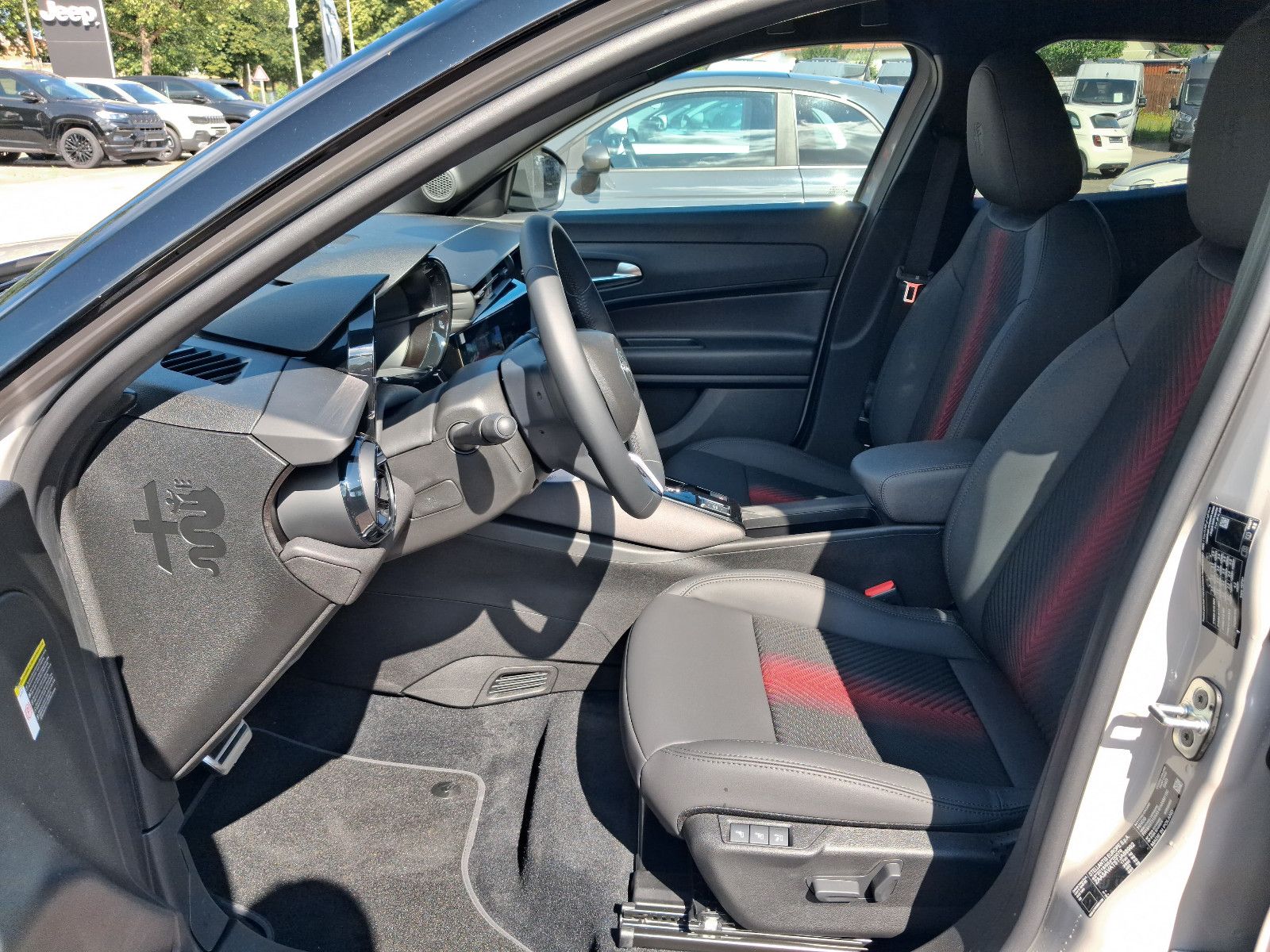 Fahrzeugabbildung Alfa Romeo Junior Ibrida 1.2 VGT 48V-Hybrid 107 kW ti
