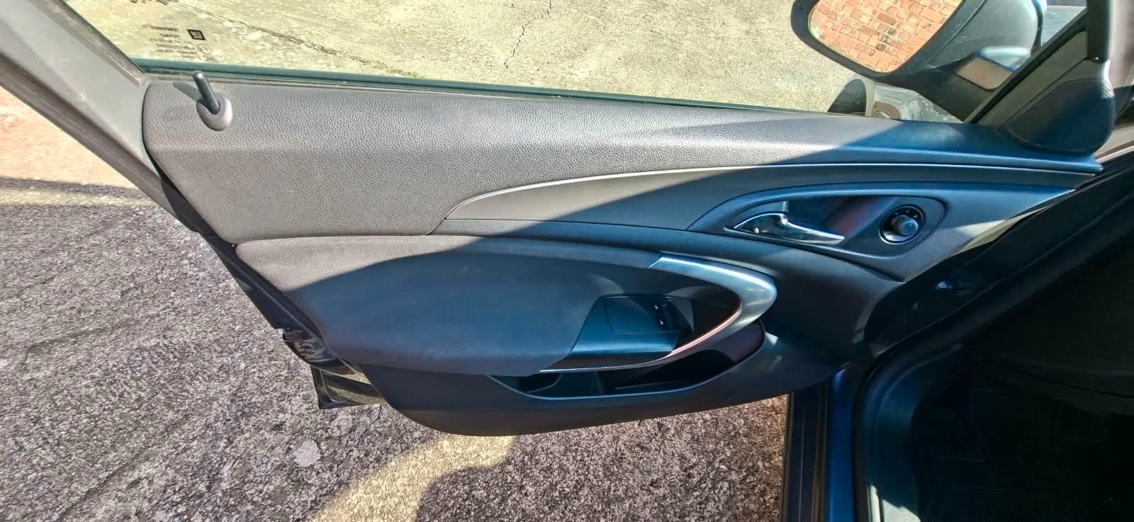 Opel Insignia 2011 — photo 11